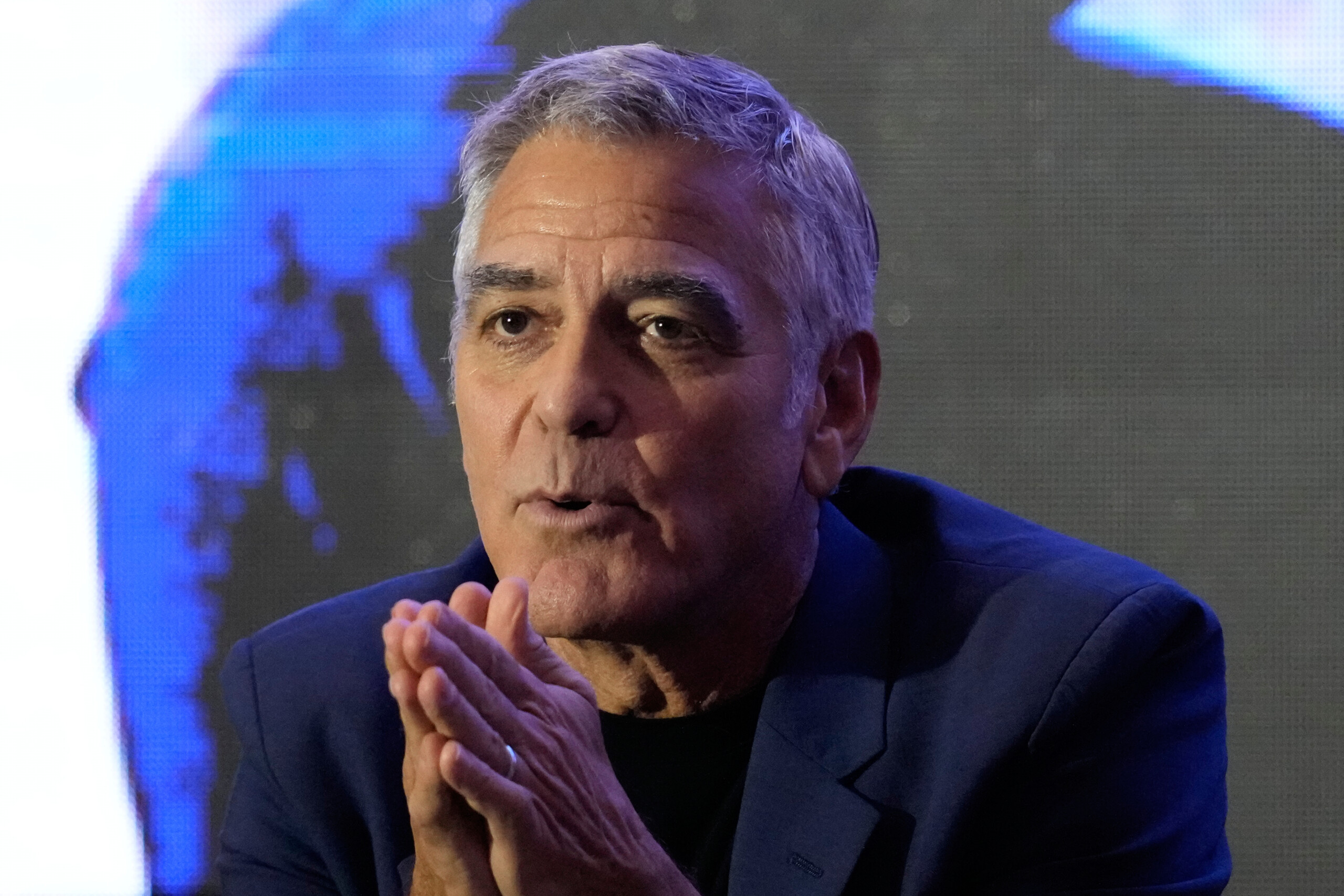 clooney menacer de mettre fin a une civilisation est un crime de guerre scaled