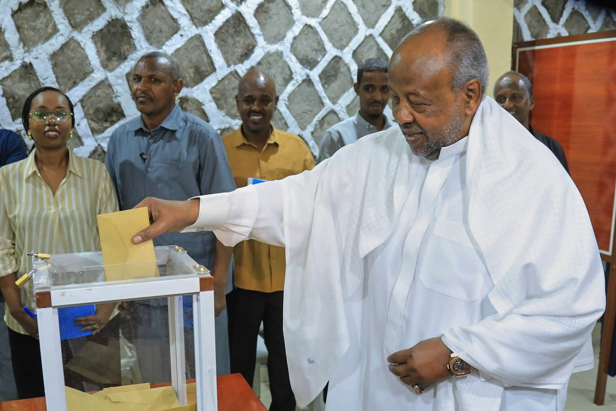 djibouti guelleh reelu president pour un sixieme mandat avec 978