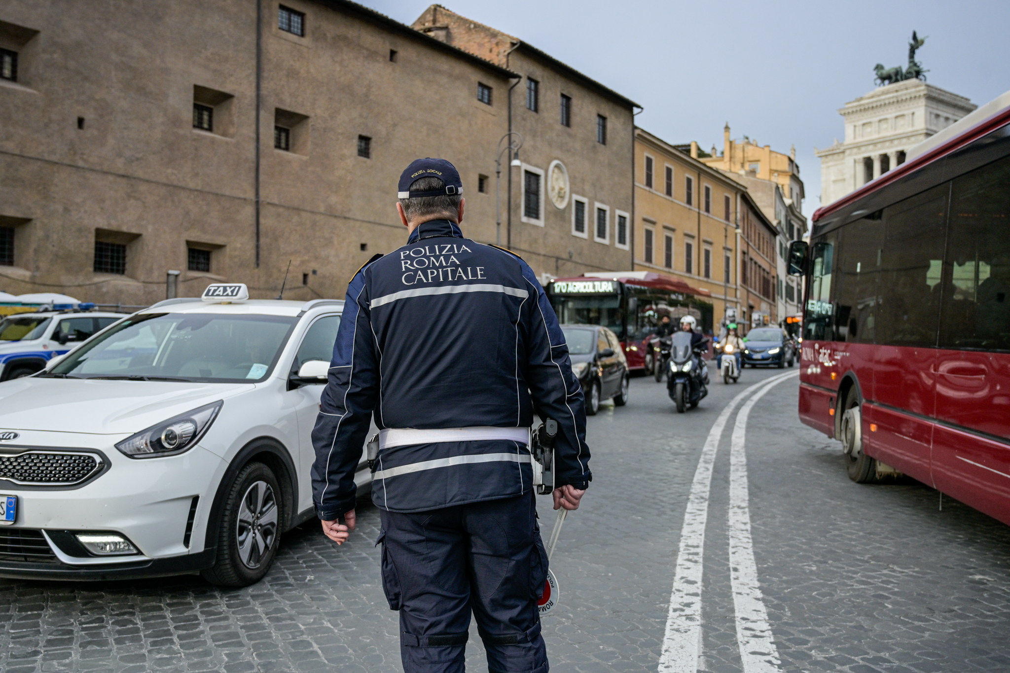rome des individus menacent un policier a velo et le renversent lhypothese dune tentative de meurtre est envisagee