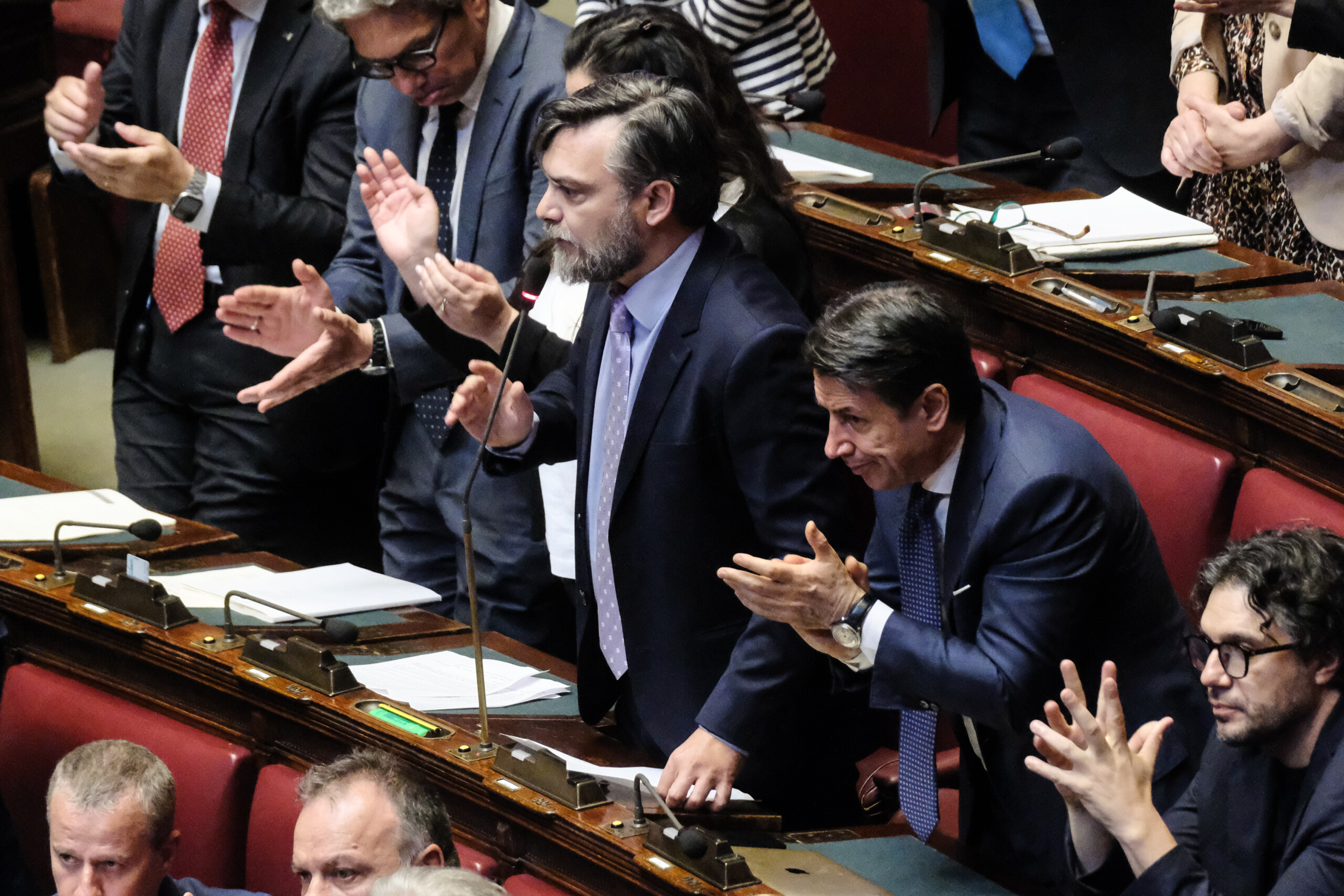 iran m5s solidarite avec les institutions mais meloni est une servante stupide du maitre trump scaled