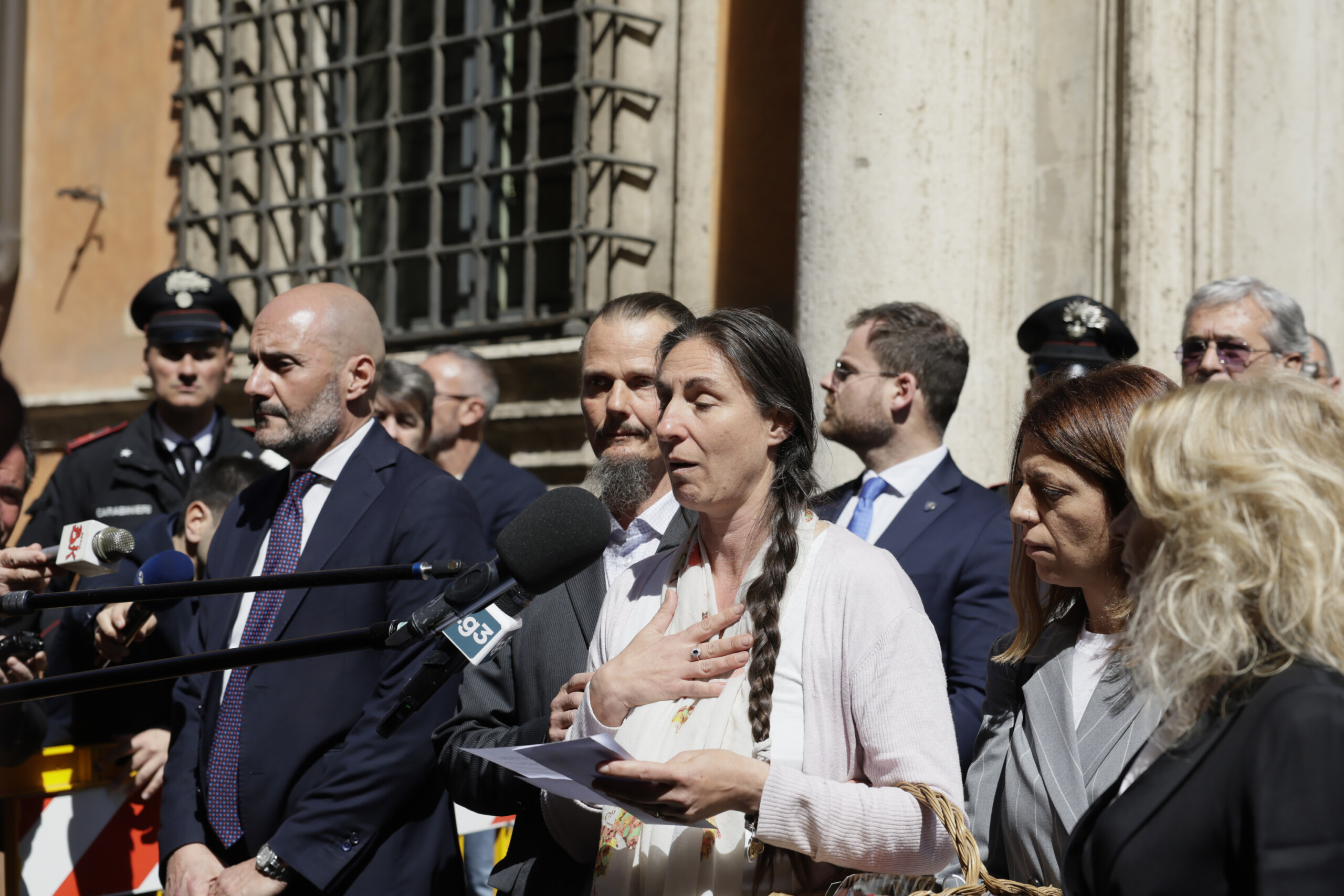 une famille dans la foret avis des experts il est urgent de retablir le noyau familial scaled