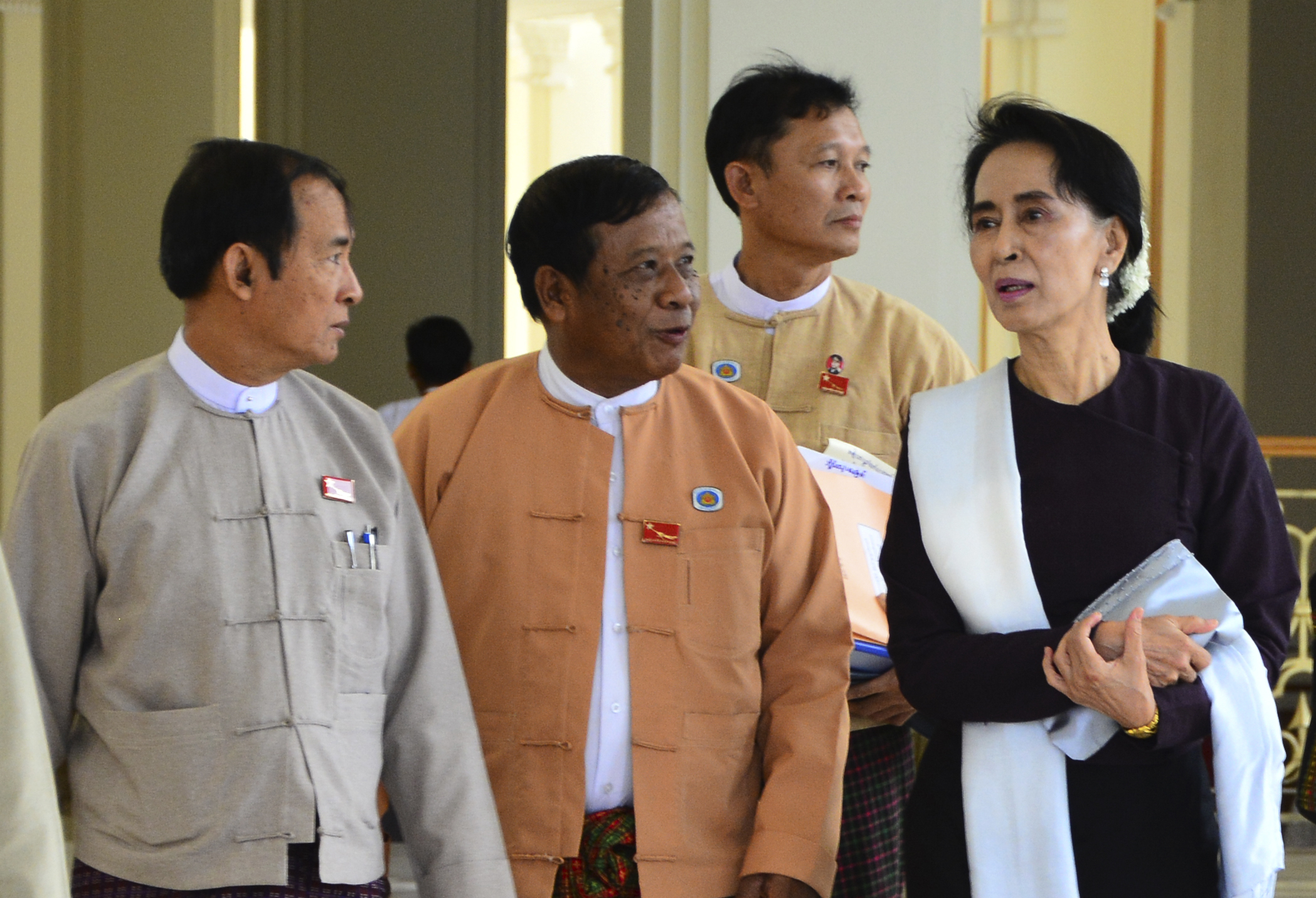 myanmar amnistie pour 4 500 detenus lancien president win myint a ete libere