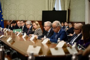 decret securite 615 euros pas seulement pour les avocats plus lies au depart du migrant