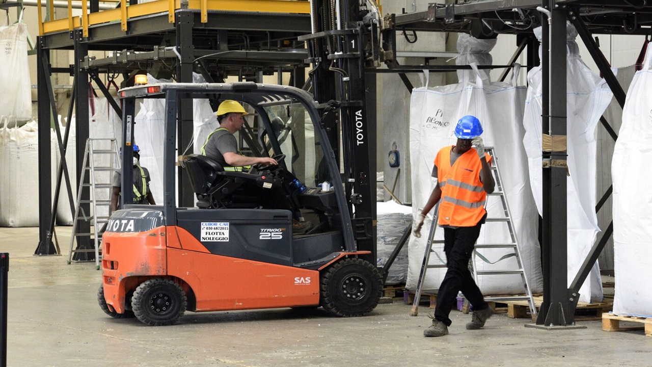 industrie selon listat en fevrier le chiffre daffaires a augmente de 06 par rapport au mois precedent et de 05 par rapport a lannee precedente