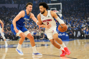 playoffs de la nba detroit et houston prolongent leurs series cleveland mene 3 2 face a toronto