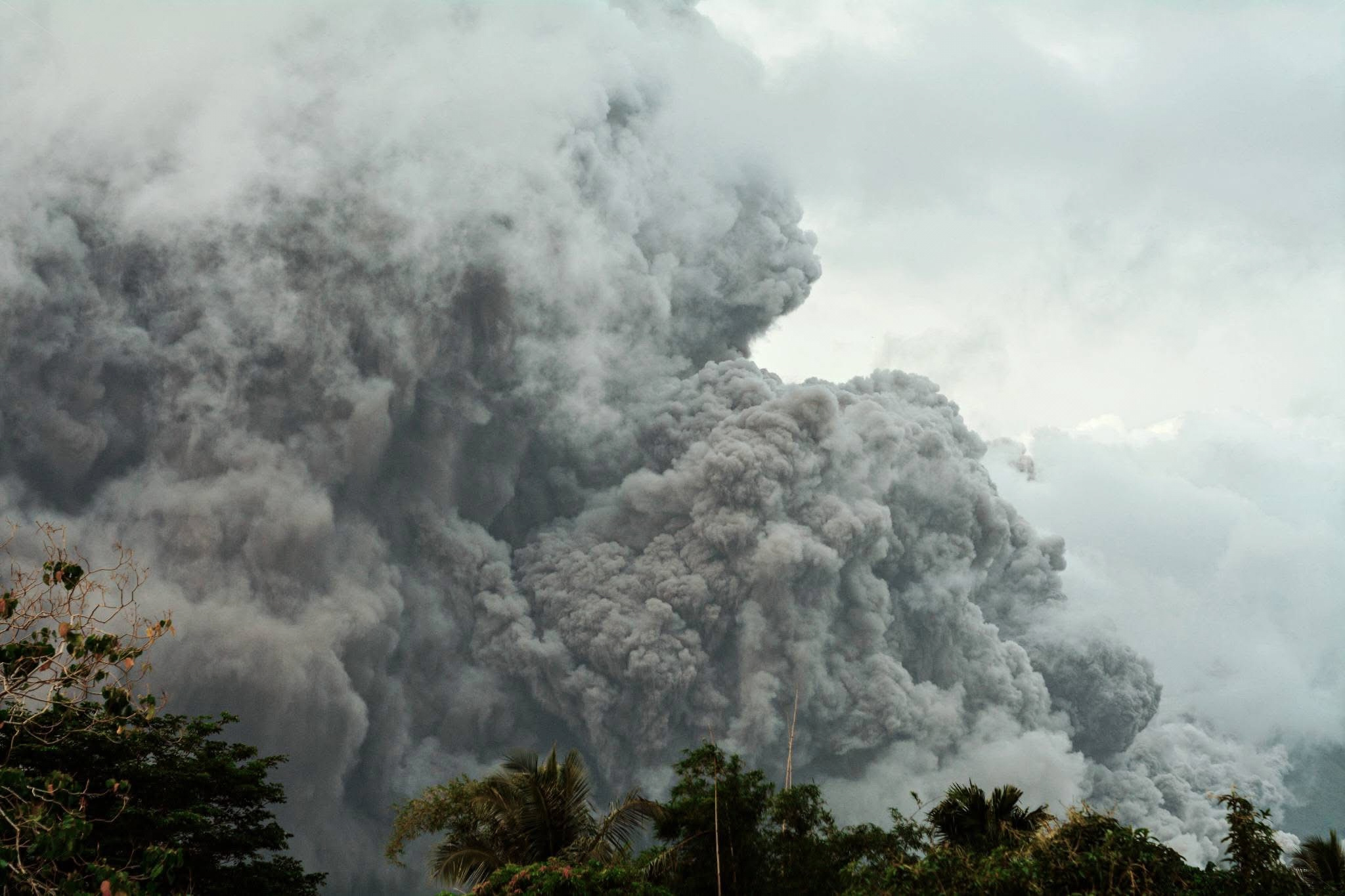philippines cendres et gaz du volcan mayon plus de 300 familles evacuees