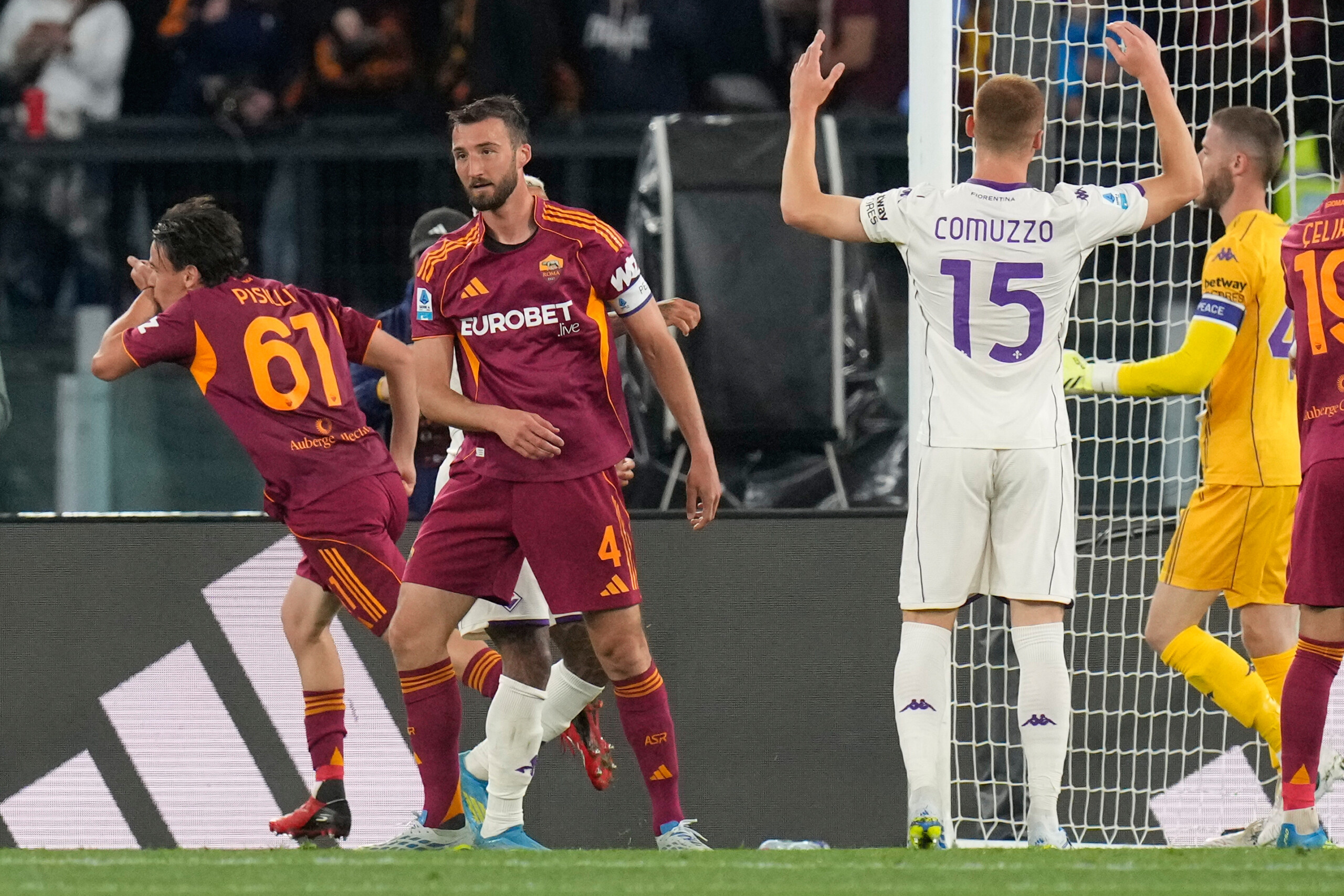 serie a roma fiorentina 4 0 les giallorossi a un point de la zone ligue des champions scaled