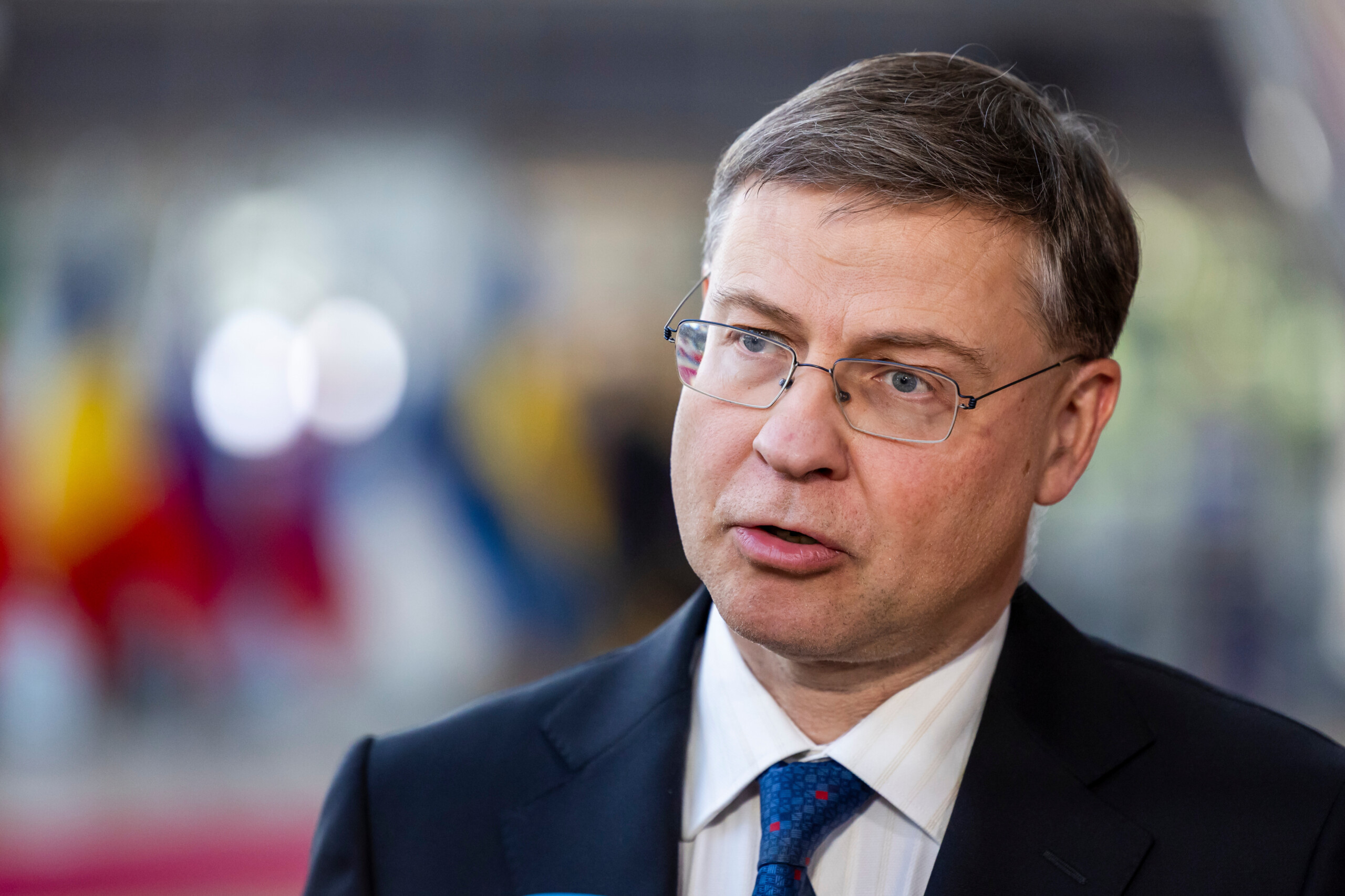 ue dombrovskis nous travaillons en etroite collaboration avec les etats membres pour repondre a la crise scaled