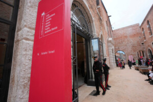 biennale dart affrontements entre la police et des manifestants lors dun defile pro palestine