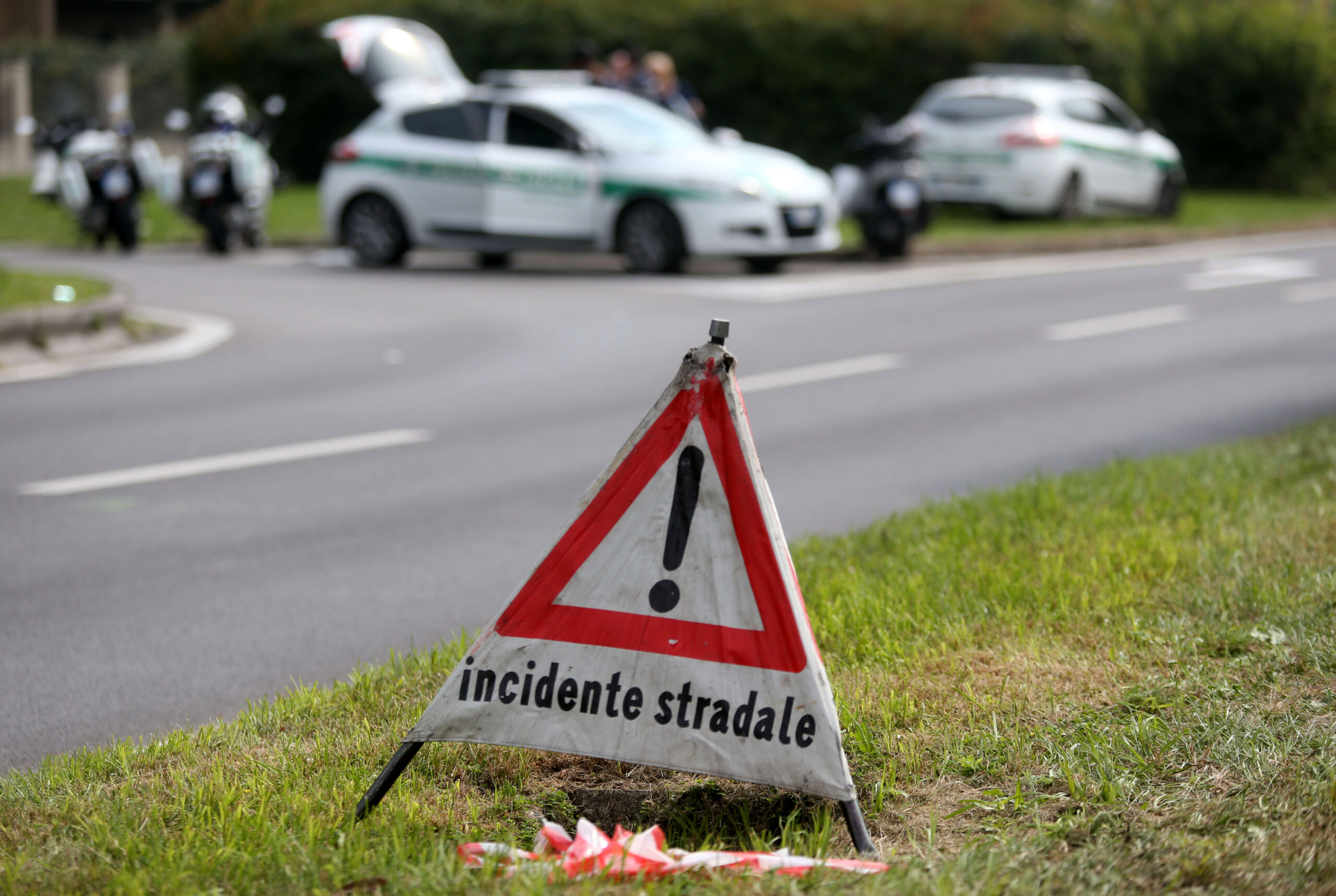 accidents de la route une voiture percute un mur dans la region de naples un jeune homme de 24 ans est decede deux autres jeunes sont dans un etat grave scaled