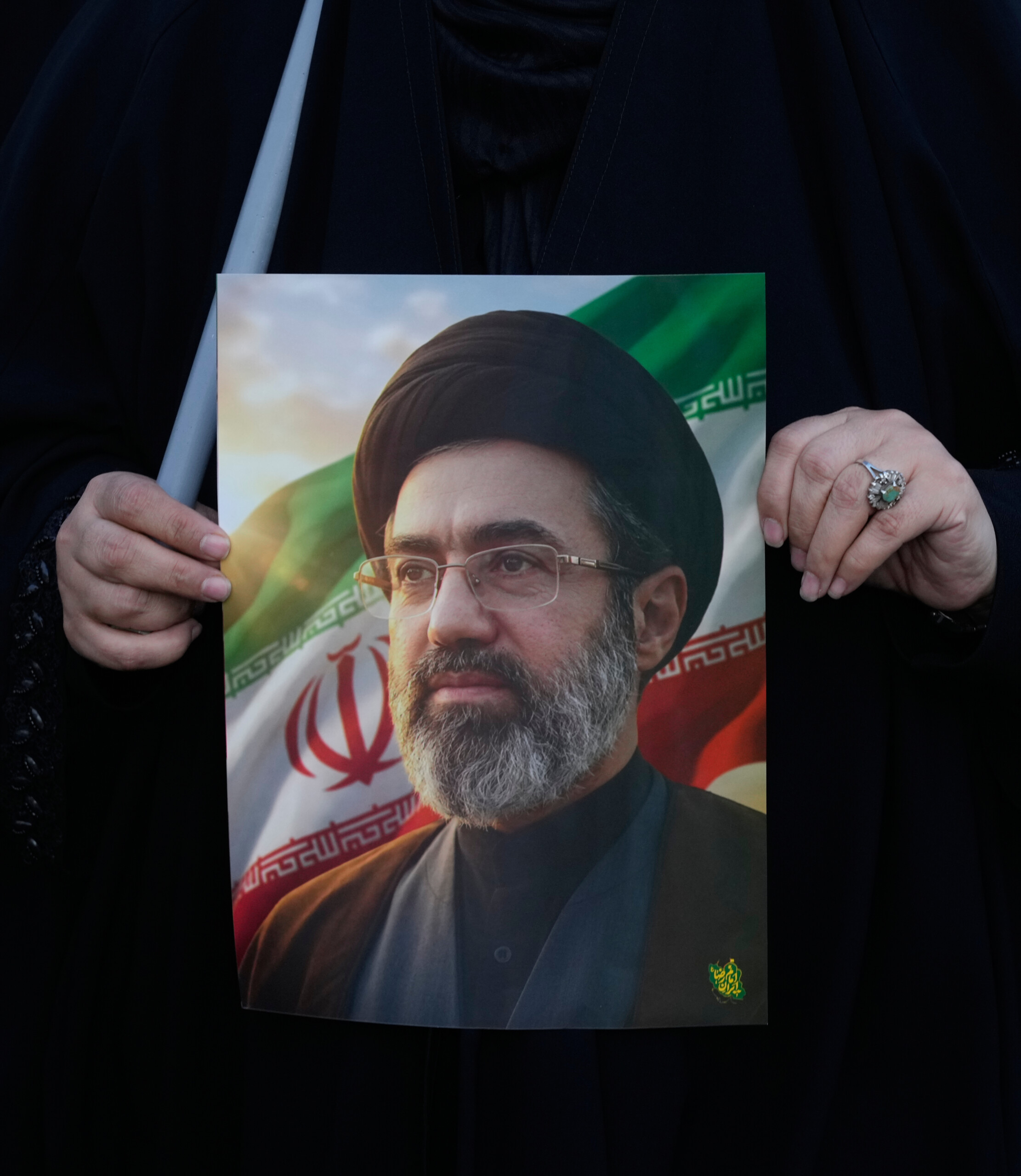 iran wsj premieres informations en provenance de teheran concernant khamenei blesse au genou et au dos scaled