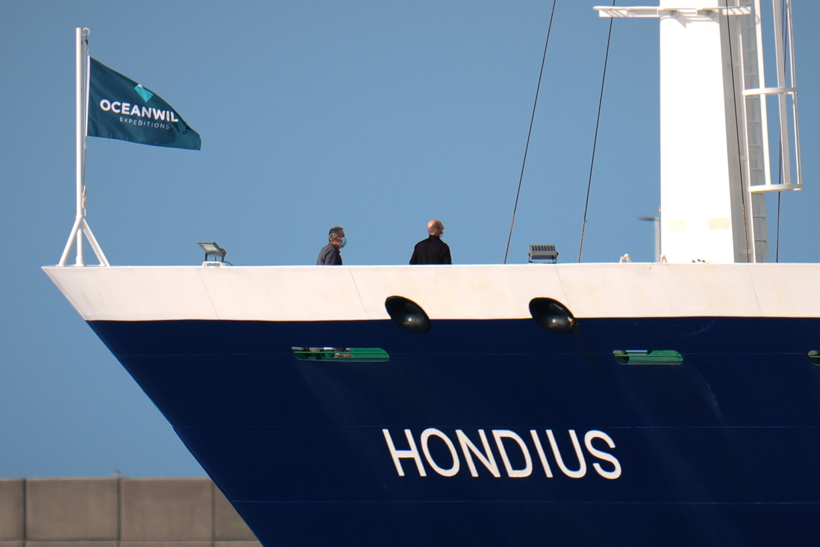 hantavirus debut du debarquement des passagers du navire hondius a tenerife