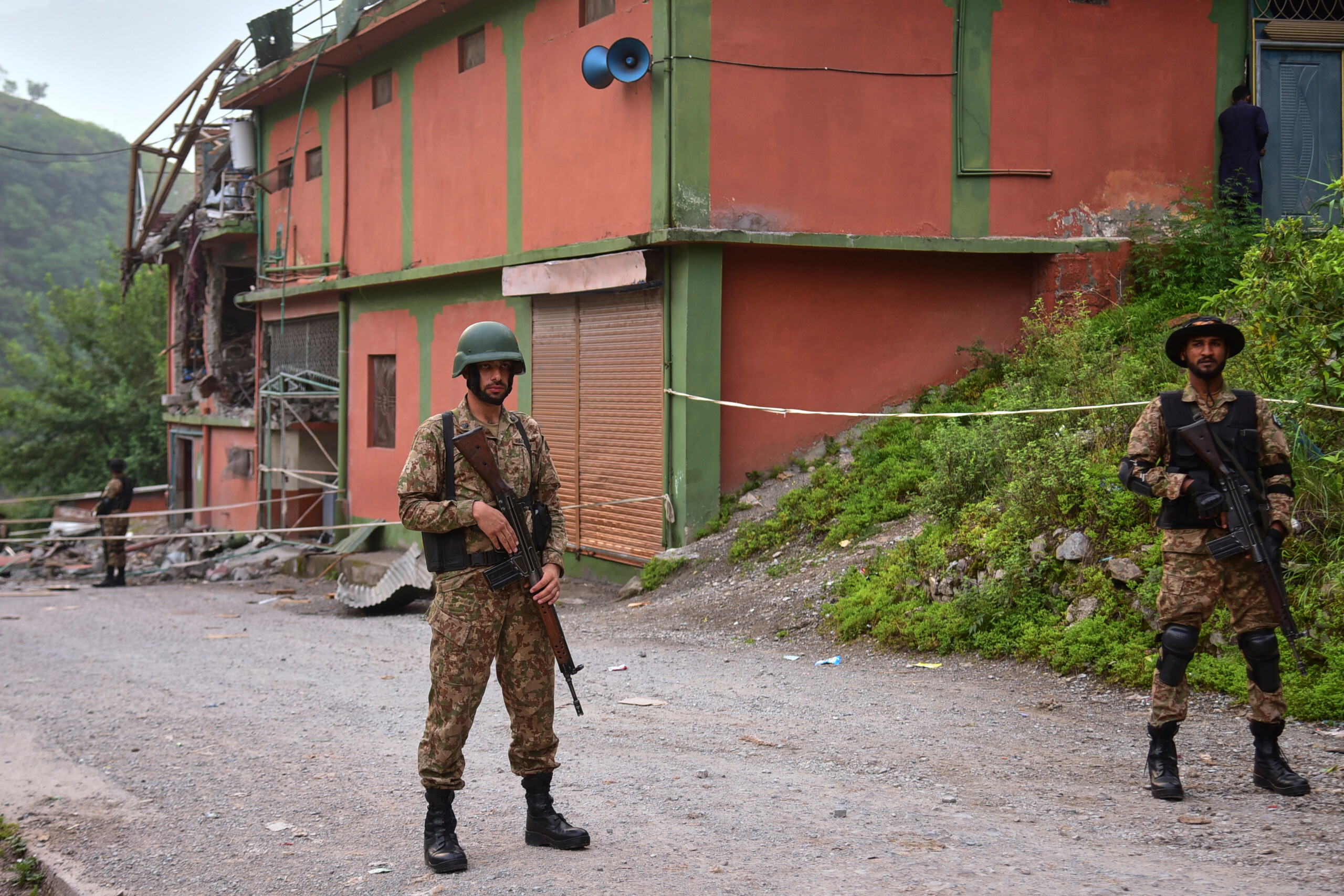 pakistan attentat a la voiture piegee contre un poste de controle 12 policiers tues scaled