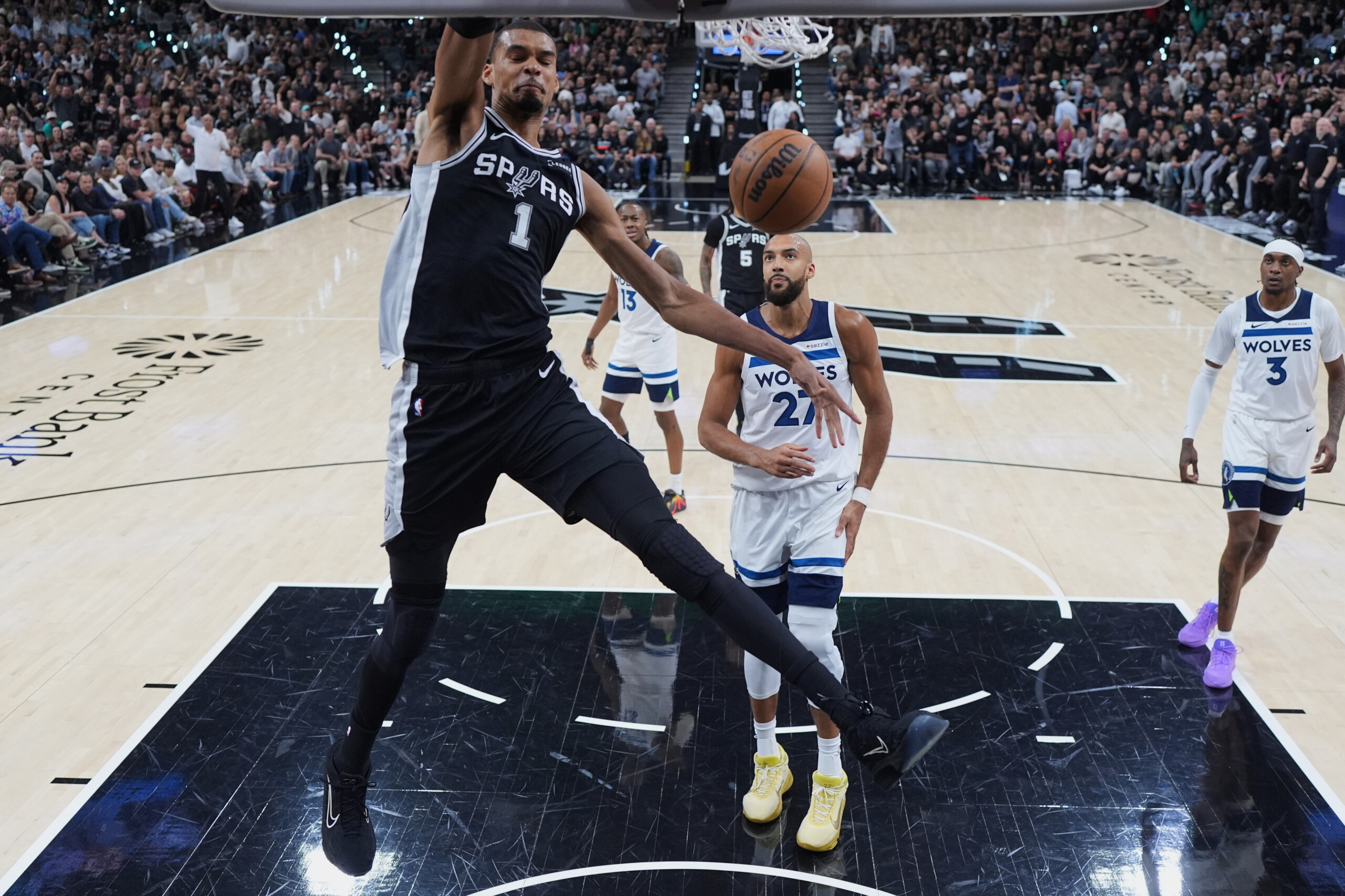nba playoffs wembanyama porte san antonio les spurs menent 3 2 face au minnesota scaled