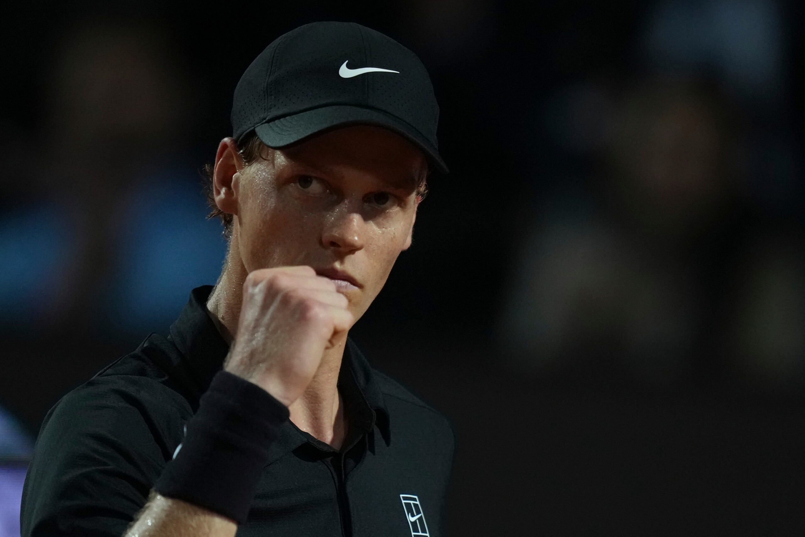 open ditalie le match sinner medvedev a ete suspendu en raison de la pluie alors que le joueur du haut adige menait 4 2 dans le troisieme set scaled