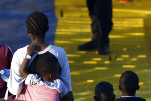 migrants une nouveau nee decede dhypothermie apres son debarquement a lampedusa