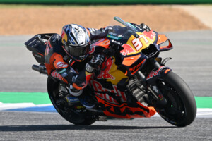 motogp en catalogne acosta decroche la pole devant morbidelli bezzecchi chute
