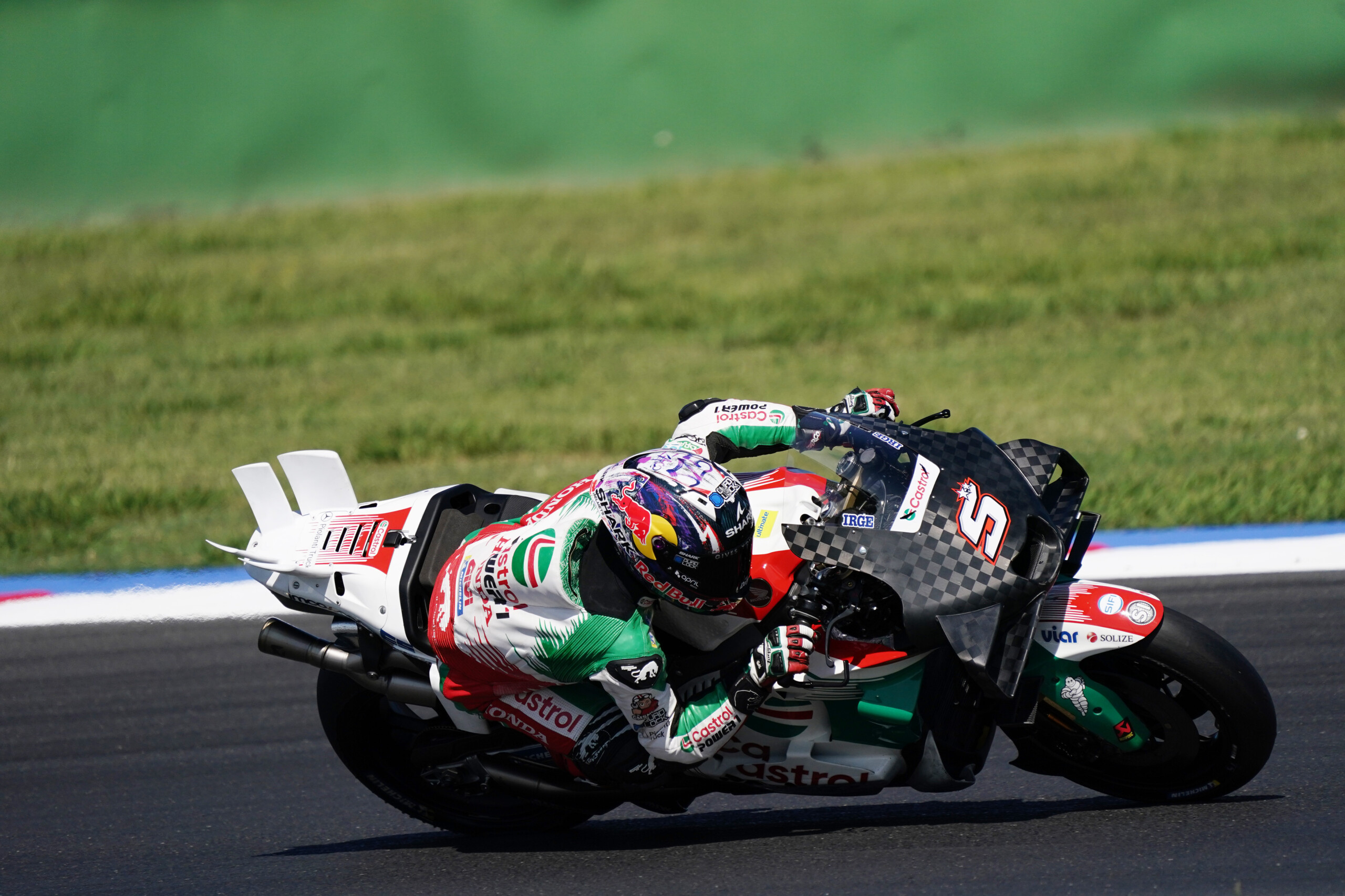 motogp johann zarco souffre dune lesion du ligament croise et du perone scaled