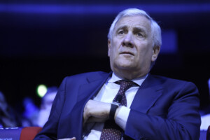 emploi tajani plus il y a denfants moins on a besoin dimmigres