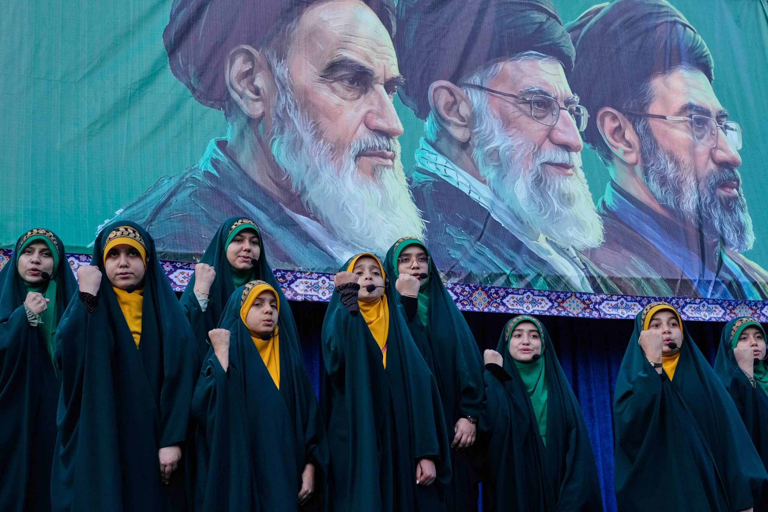 iran teheran condamne deux hommes a mort ils mettaient en danger la securite du pays scaled