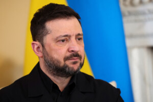 ukraine zelensky le siege des services secrets russes a kherson a ete touche on denombre des centaines de morts et de blesses