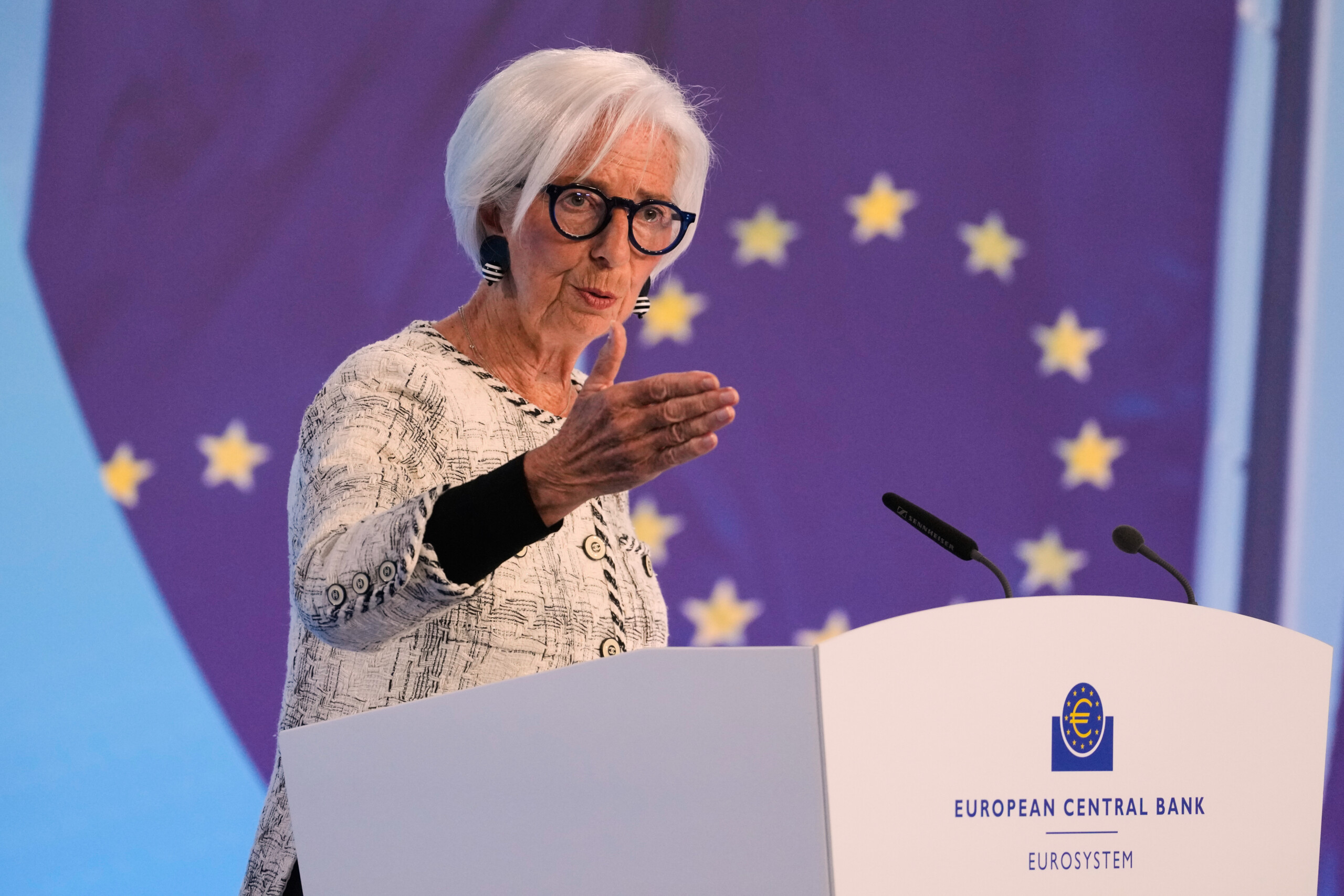 bce christine lagarde ne donne aucune indication sur la decision concernant les taux notre approche reste fondee sur les donnees scaled