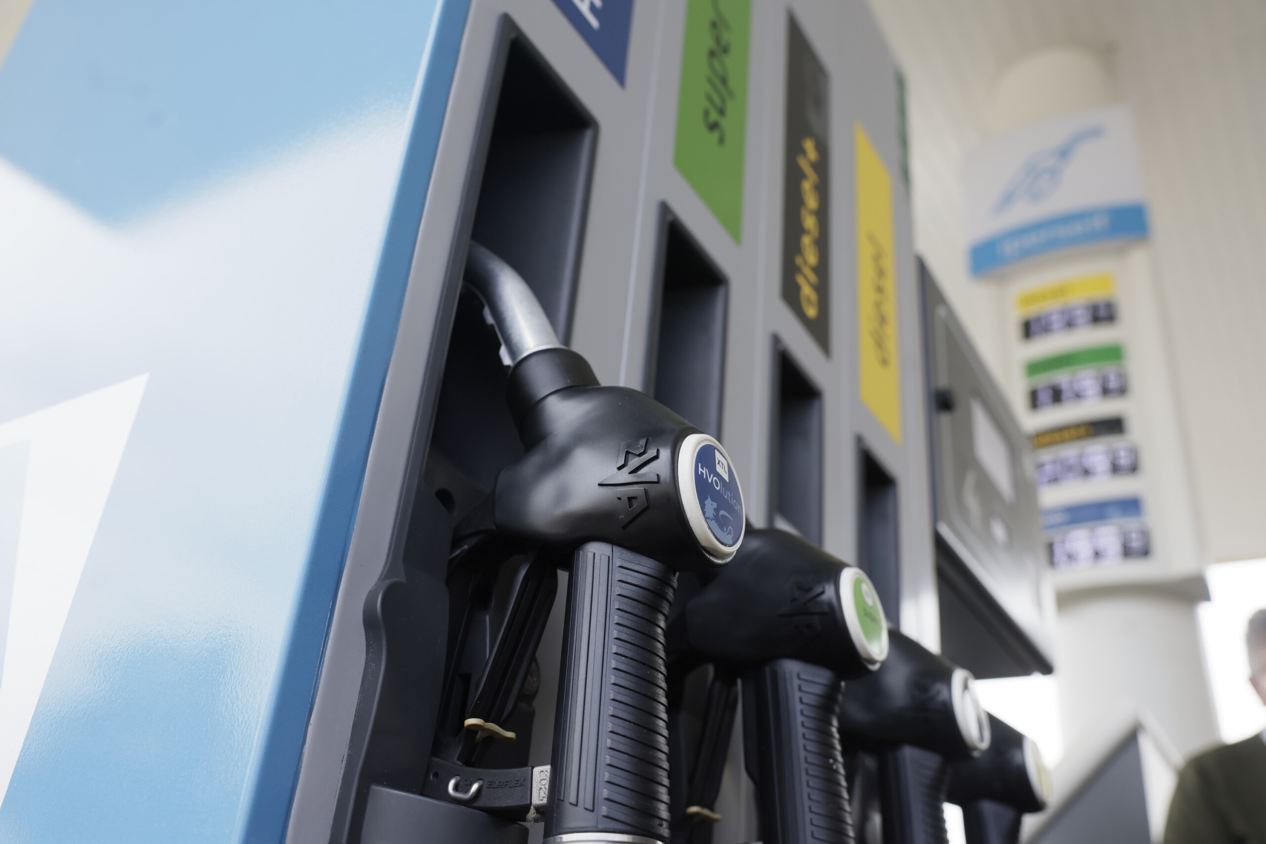 decret sur les accises nouvelle prolongation de la reduction jusquau 6 juin 5 centimes pour lessence et 10 centimes pour le diesel scaled