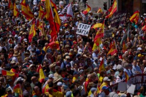 espagne 3 arrestations et 7 agents legerement blesses lors dune manifestation contre sanchez
