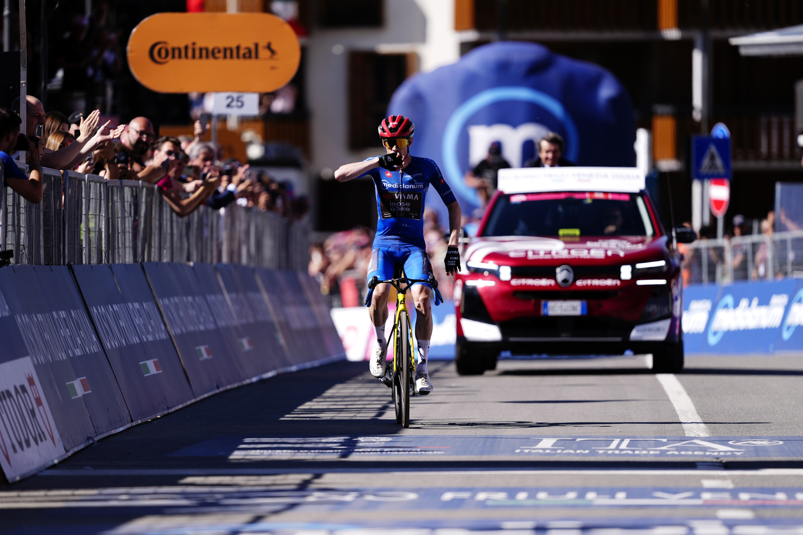 tour ditalie triple de vingegaard a pila le danois endosse le maillot rose scaled