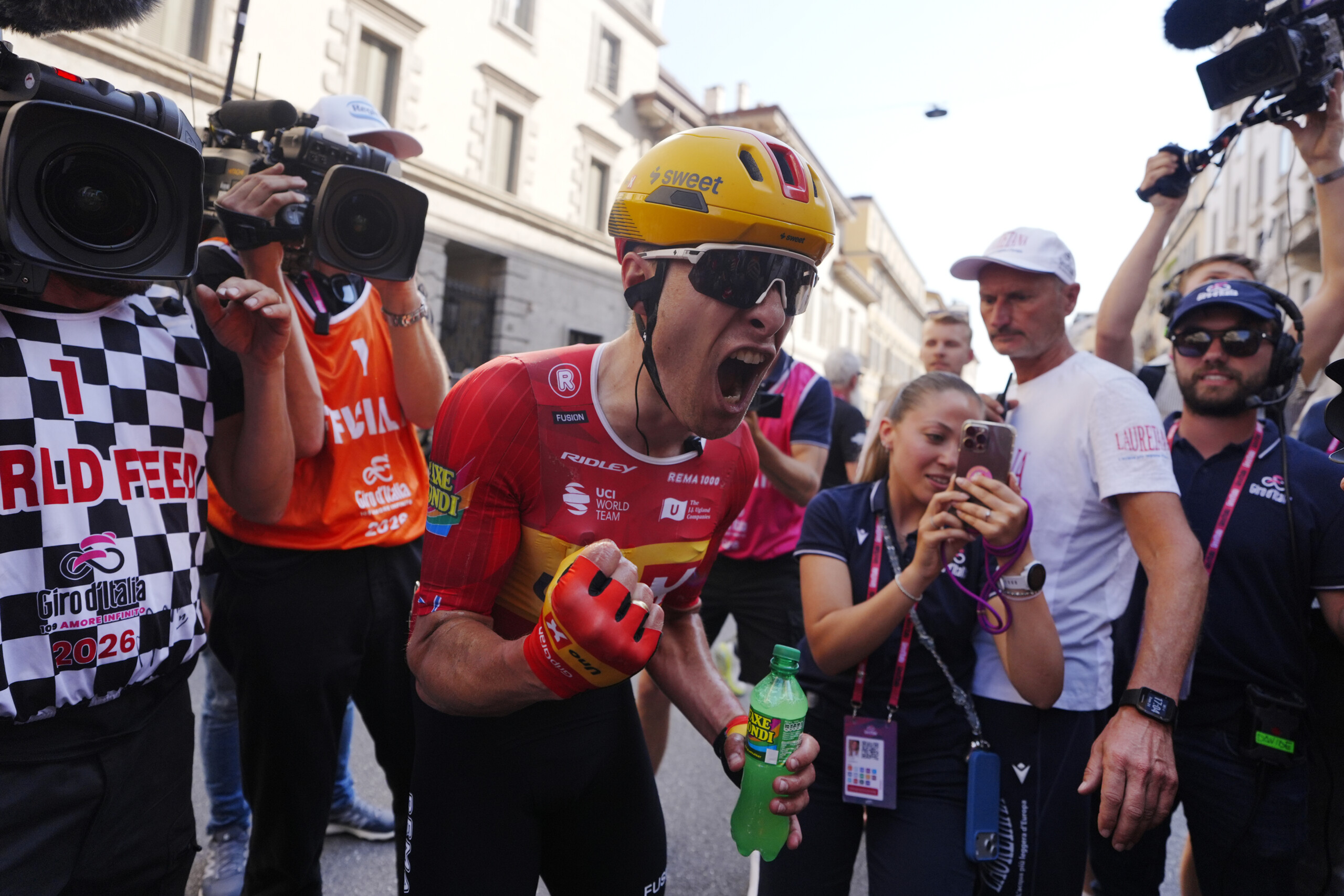 giro ditalia lavik remporte la 15e etape vingegaard conserve le maillot rose scaled