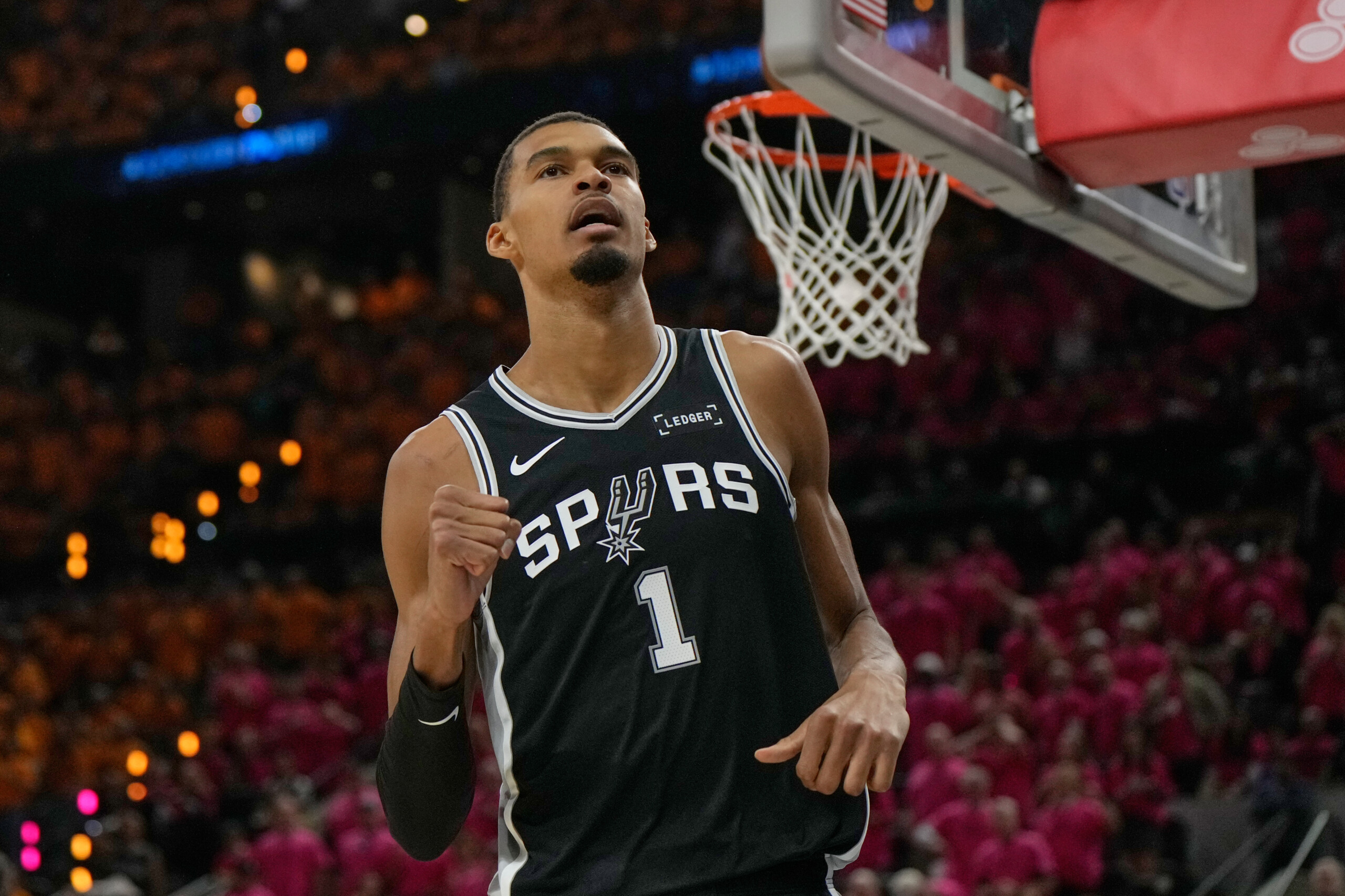 nba wembanyama porte san antonio a la victoire oklahoma sincline lors du quatrieme match scaled