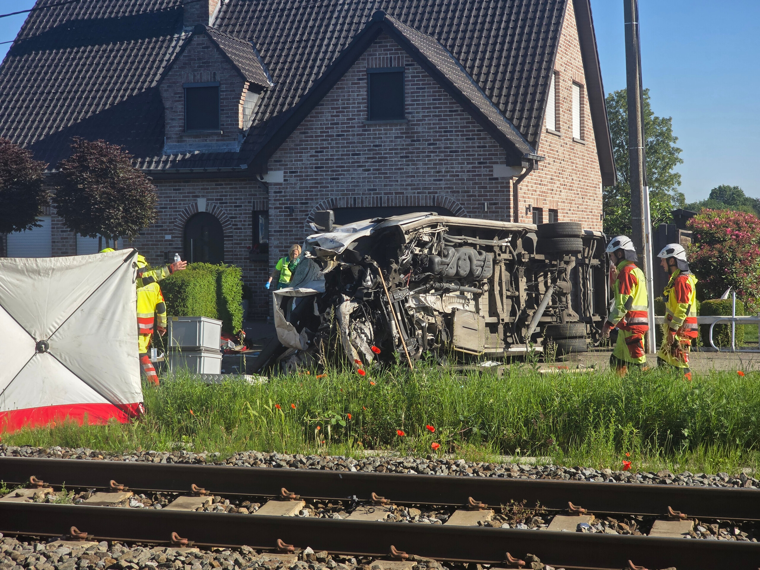 belgique un train percute un bus scolaire a un passage a niveau deux enfants le chauffeur et laccompagnateur ont trouve la mort scaled
