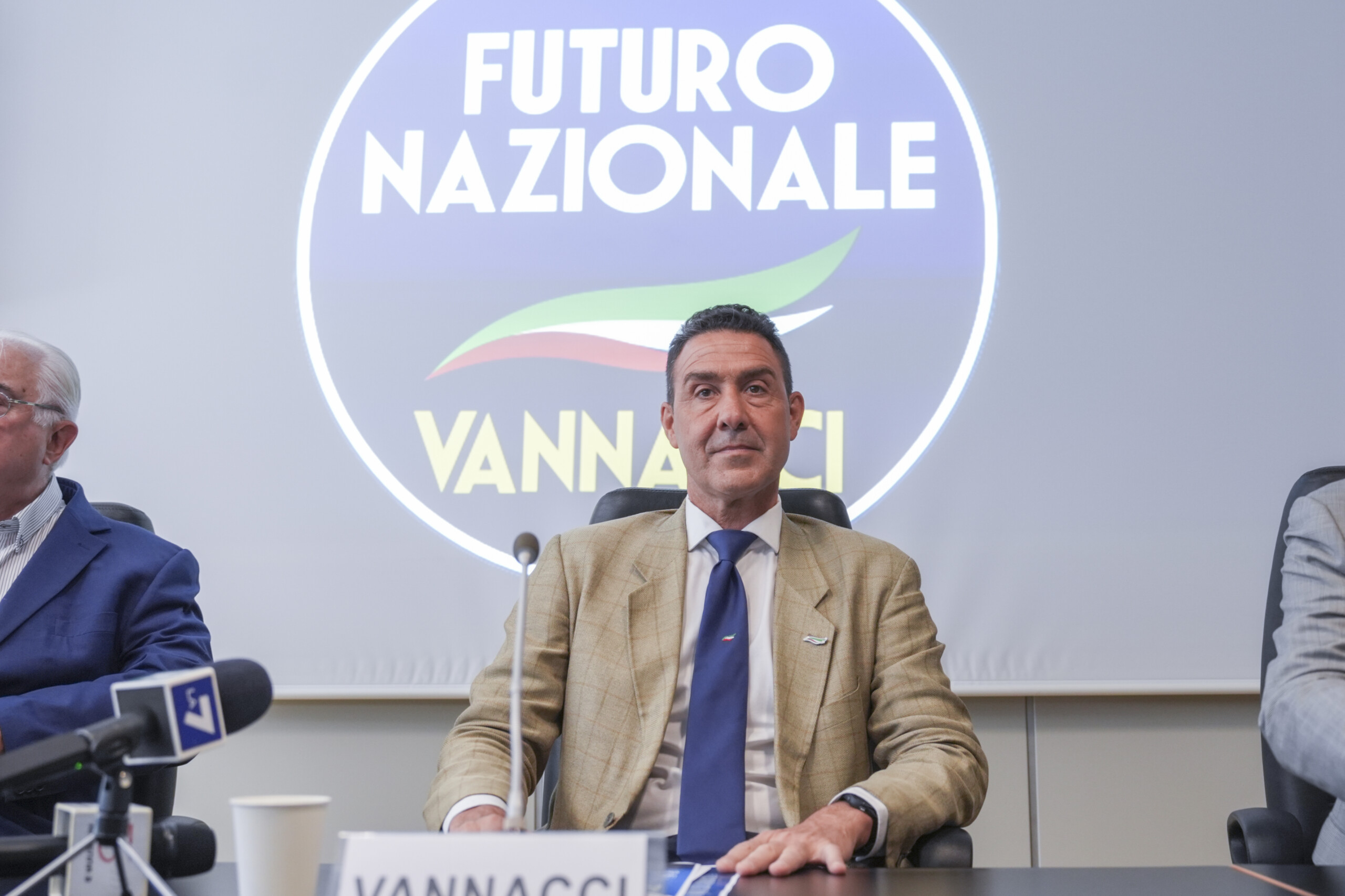 fi vannacci quel role joue m berlusconi un parti dirige de lexterieur par la presse scaled