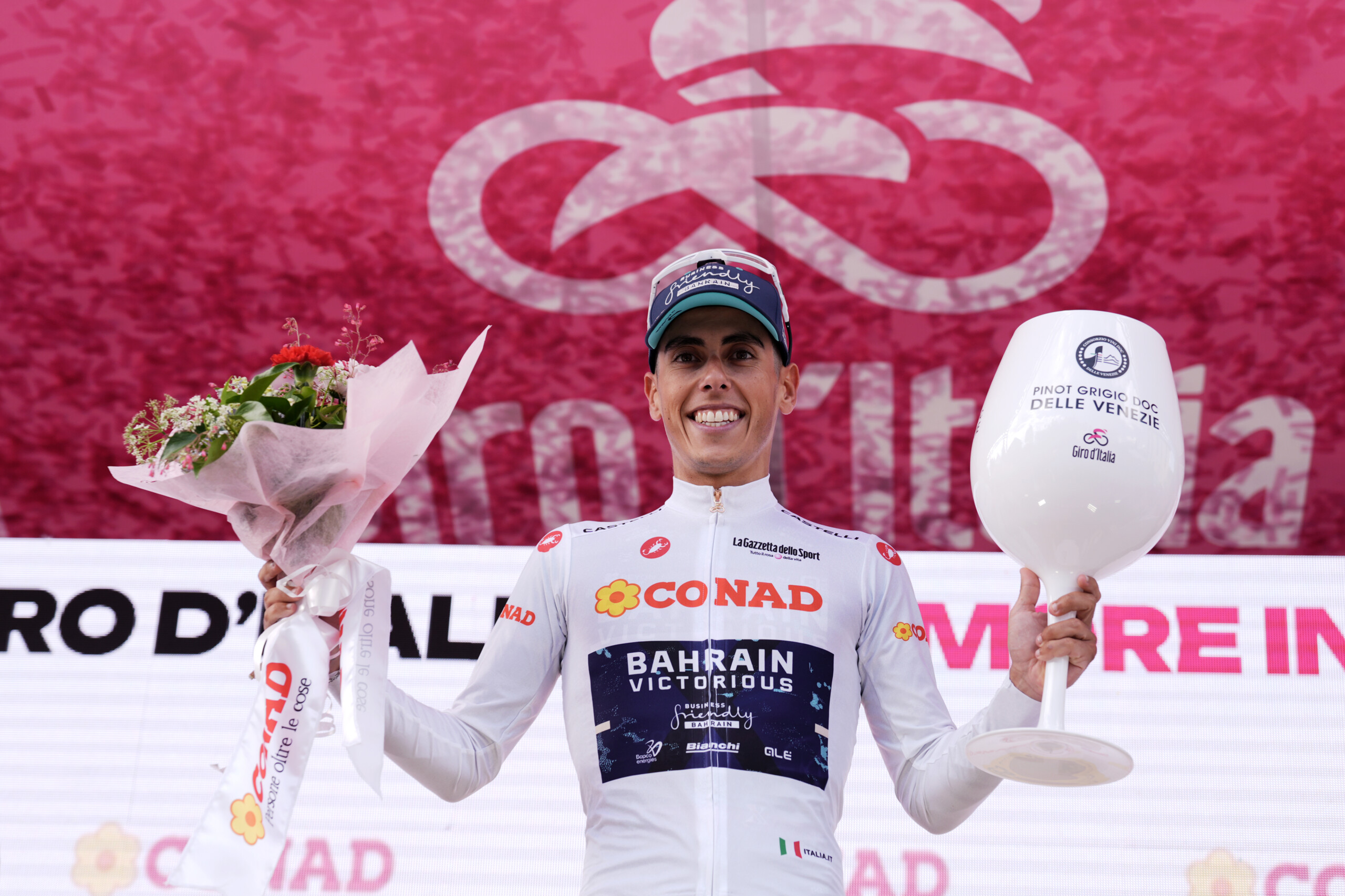 tour ditalie eulalio conserve le maillot blanc conad scaled