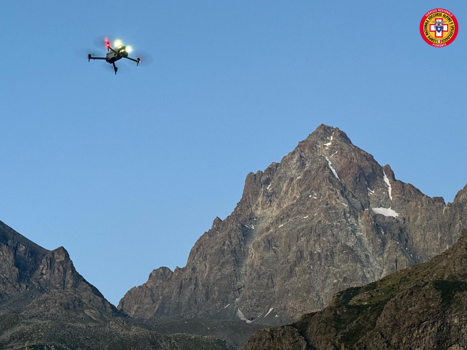 montagne un alpiniste frappe par la foudre sur la dente del gigante les secours bloques en raison des intemperies