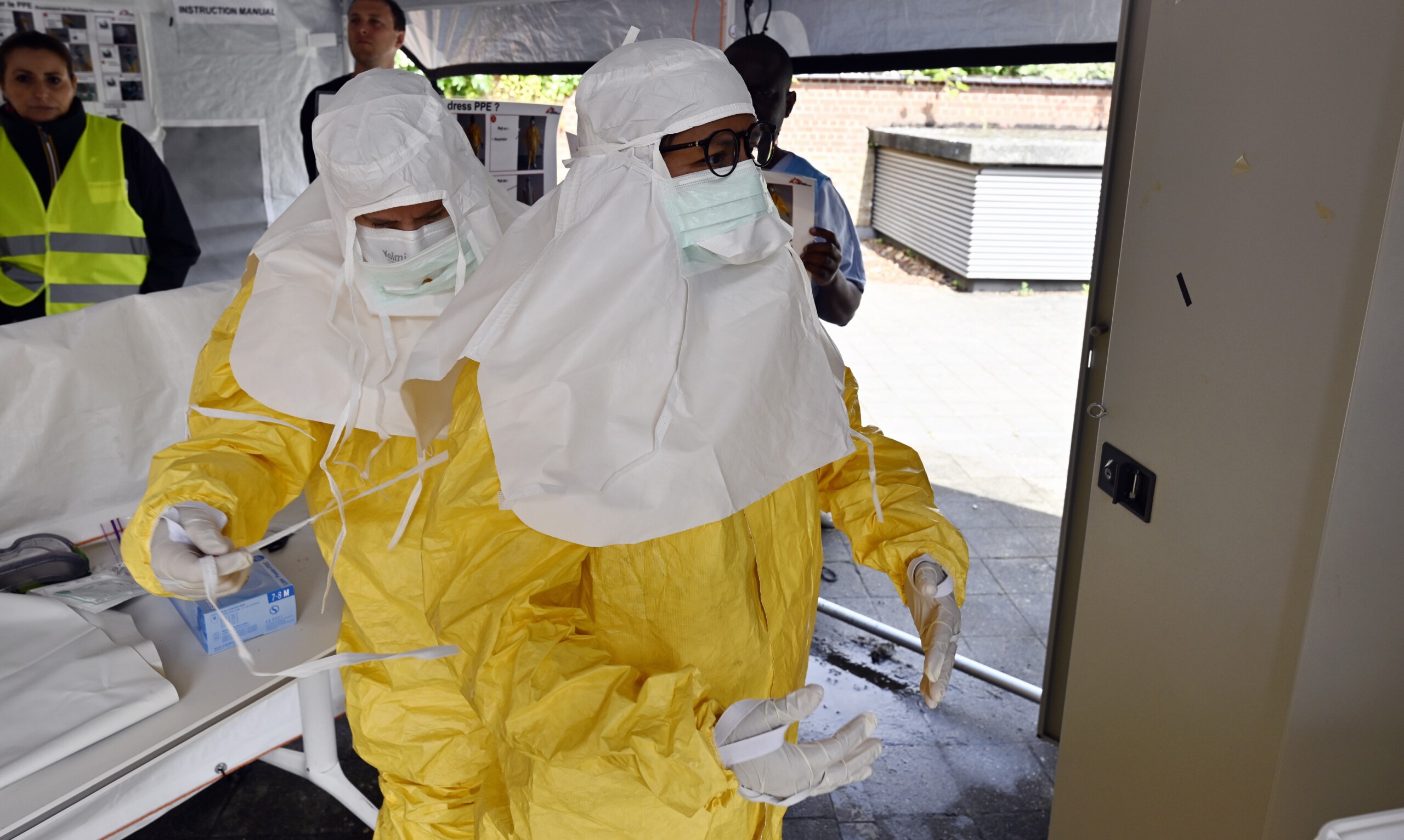 ebola oms les restrictions de voyage entravent la riposte elles doivent etre levees scaled