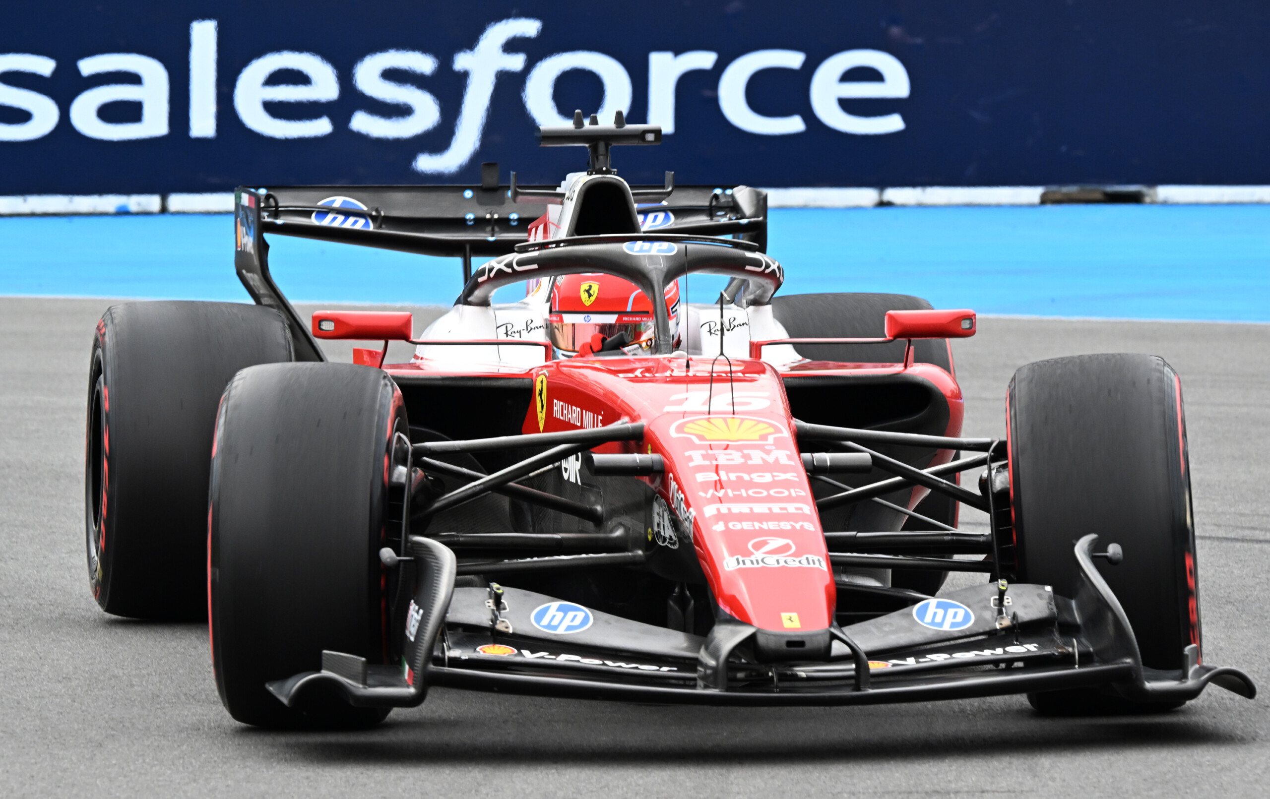 f1 ferrari annonce le renouvellement pluriannuel du contrat de leclerc scaled