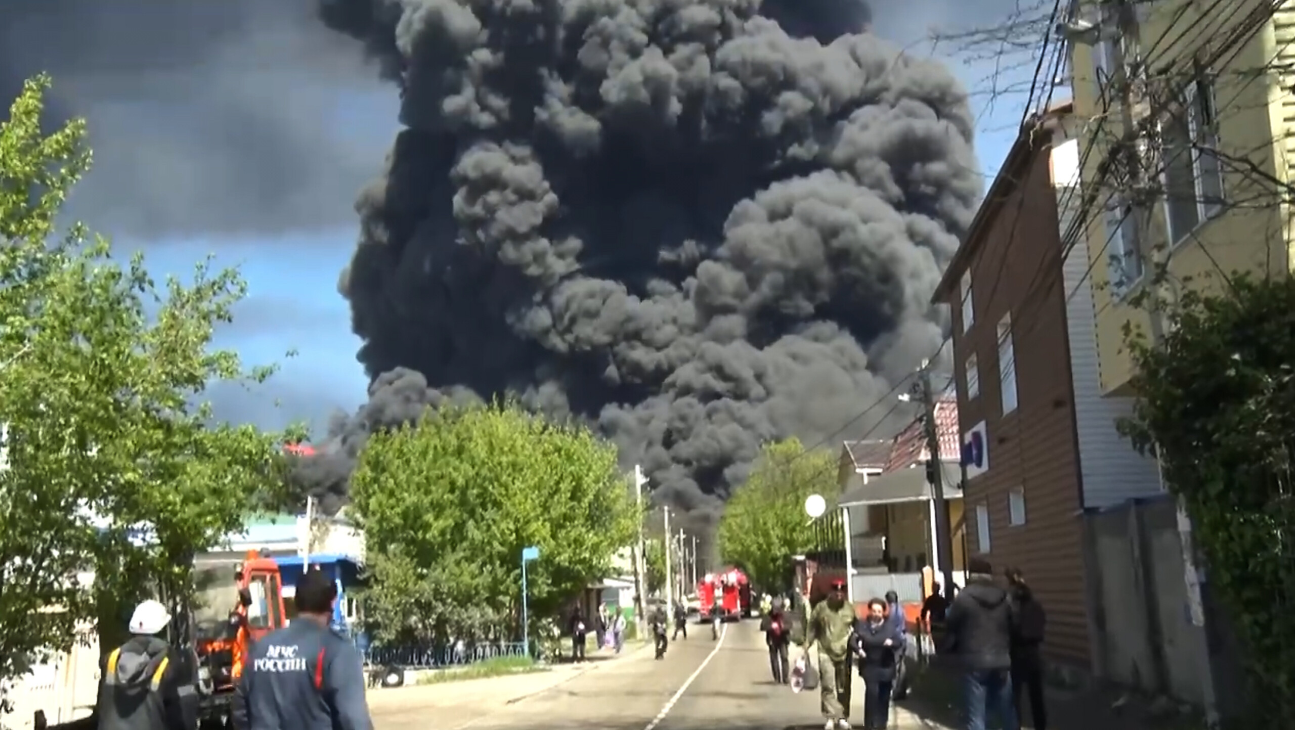 russie un terminal petrolier en feu a saint petersbourg scaled