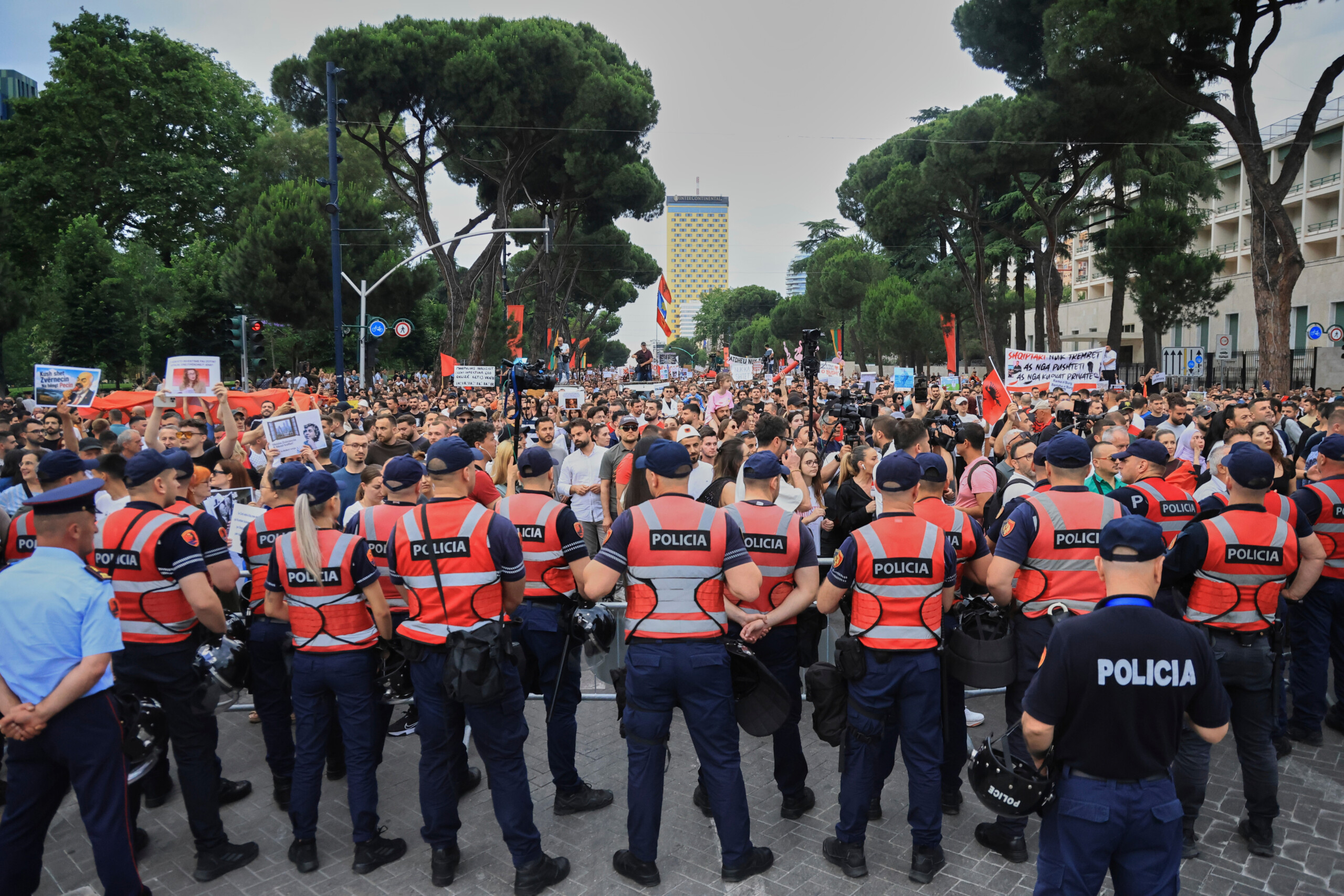 albanie a tirana les manifestations se poursuivent contre le complexe touristique de luxe de kushner scaled