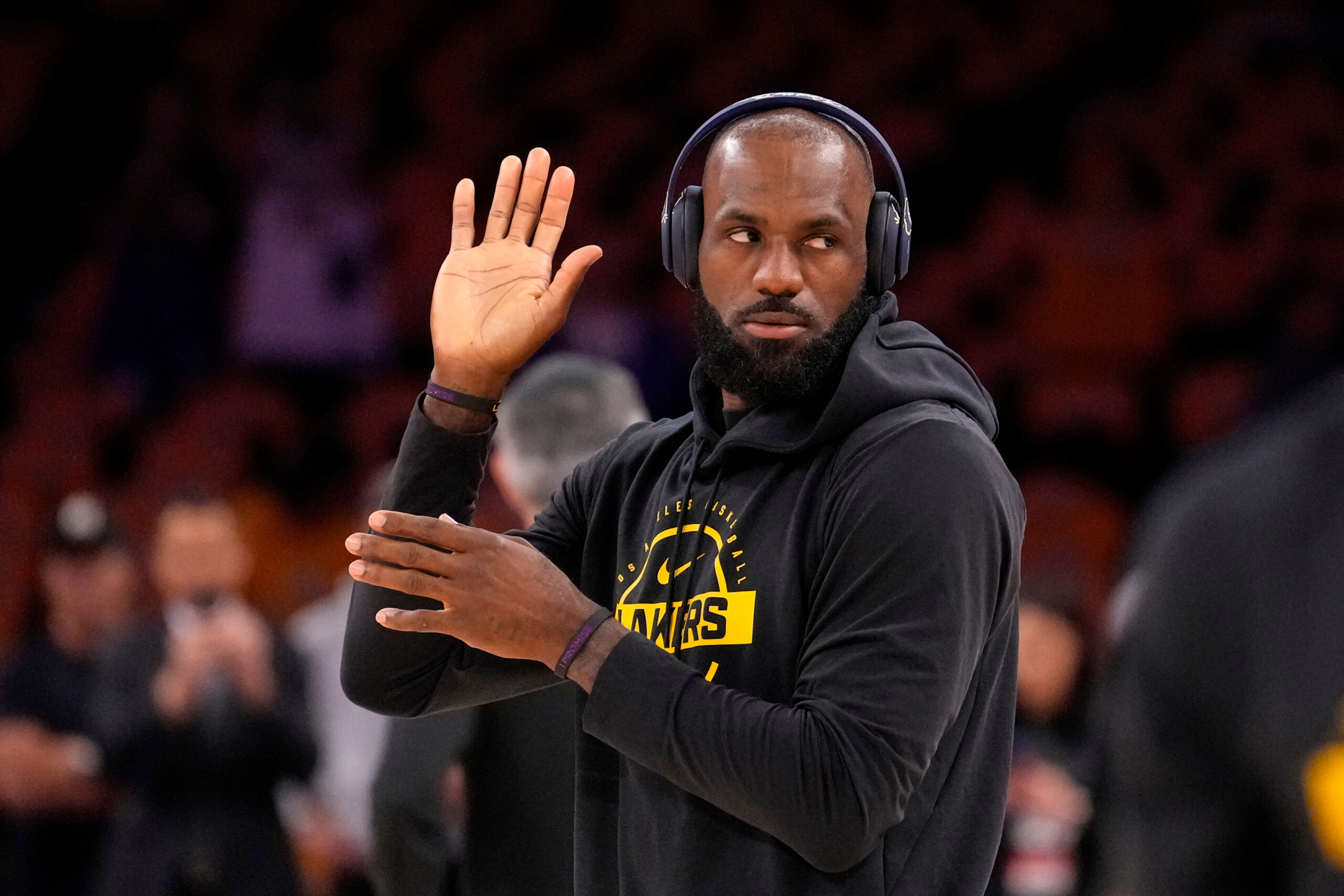 lebron james joue au golf au bord de la mer a capri le codacons lui fait des reproches pour les balles tombees a leau scaled