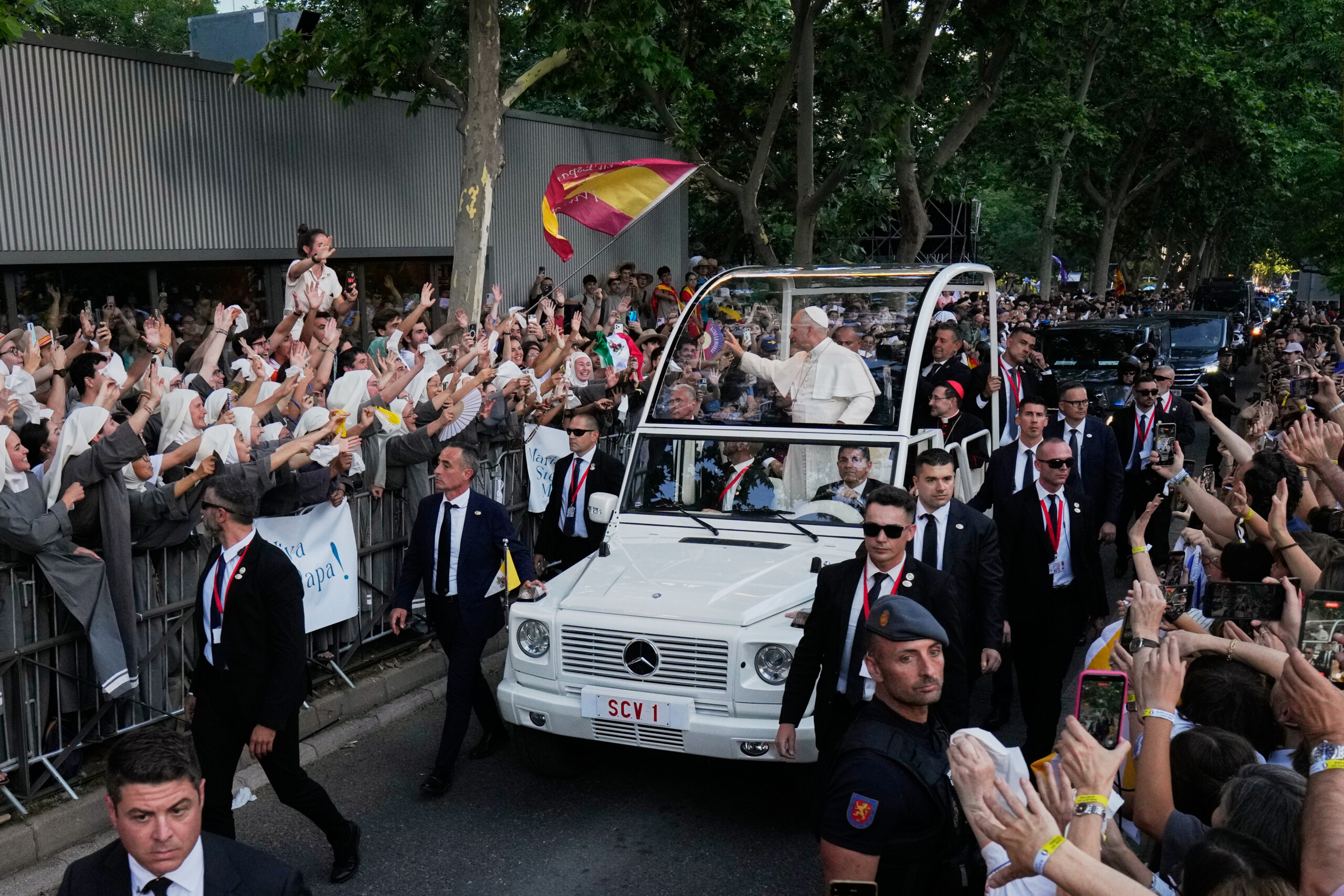 espagne des milliers de personnes a madrid pour la messe du pape sur la place scaled