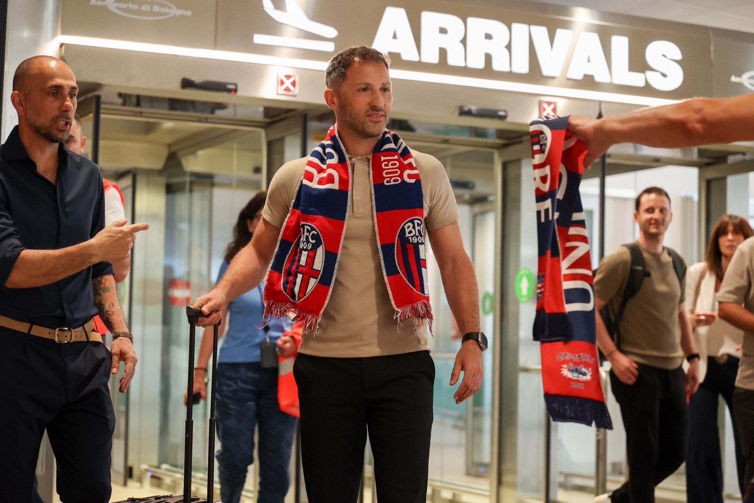 football tedesco est arrive a bologne selfies et autographes a laeroport scaled