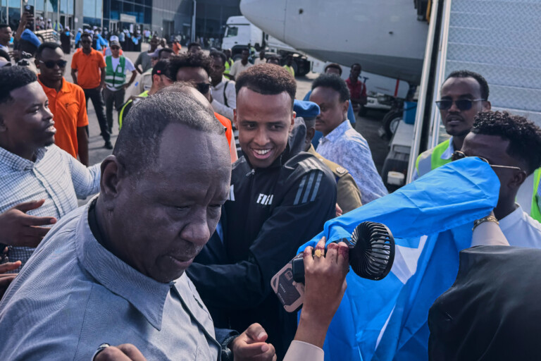 coupe du monde 2026 un arbitre somalien rentre chez lui accueilli par une foule a mogadiscio