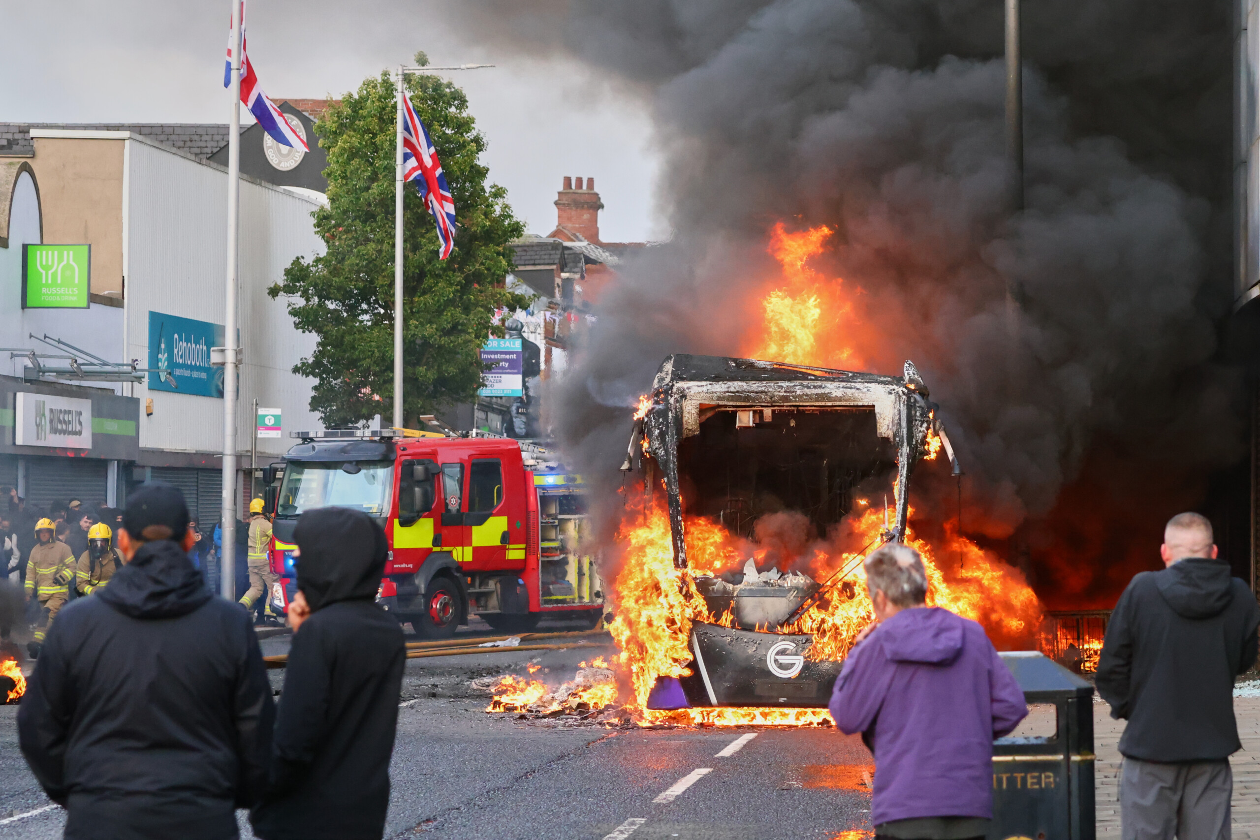 irlande du nord manifestations anti immigres des bus et des poubelles incendies a belfast scaled