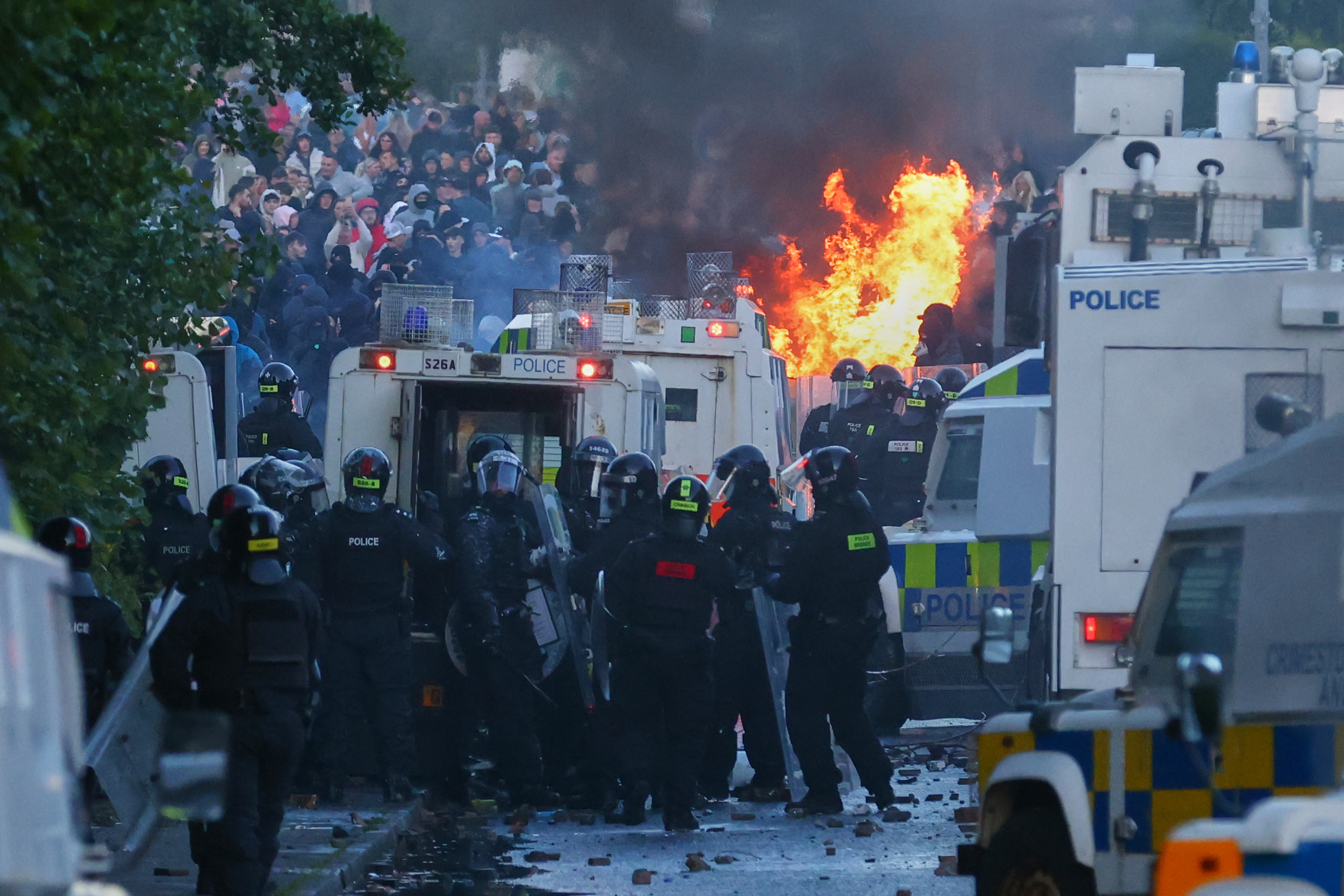 belfast deuxieme nuit daffrontements lors de manifestations anti migrants