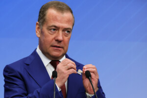 russie medvedev detruit des photos de merz starmer et von der leyen dans une video generee par lia