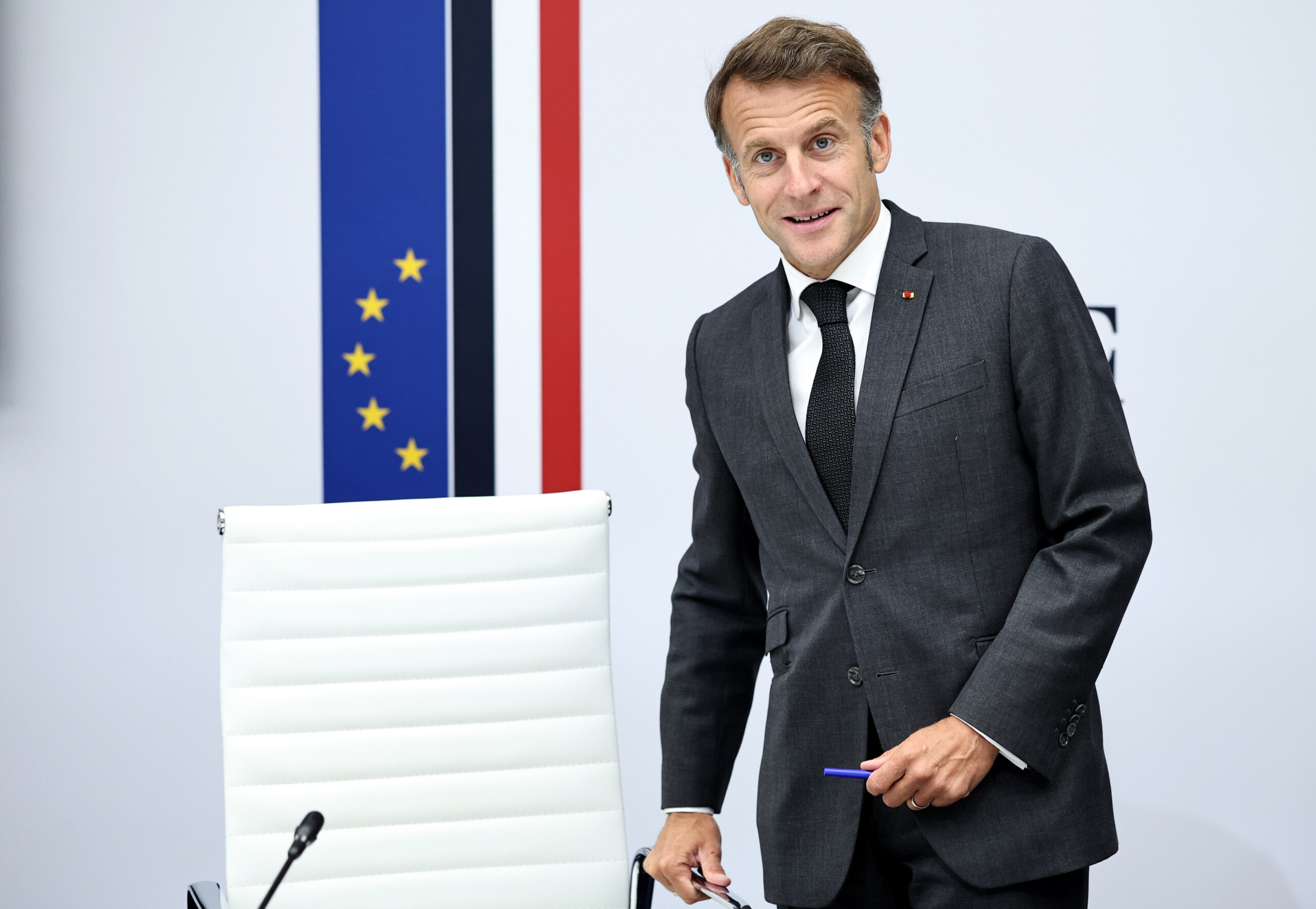 france macron nous fermerons les comptes sur les reseaux sociaux des moins de 15 ans dici la fin de lannee scaled