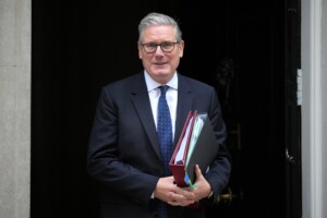royaume uni starmer interdiction des reseaux sociaux pour les moins de 16 ans dici le printemps 2027